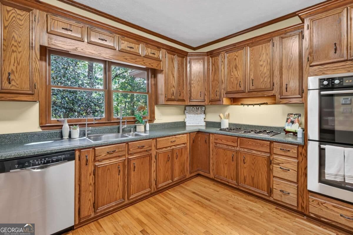 6 bedroom, 3.5 bathroom, 3,944 sq ft single family residence for sale at 535 Autumn Wood Close, Roswell, GA 30075 — photo 9