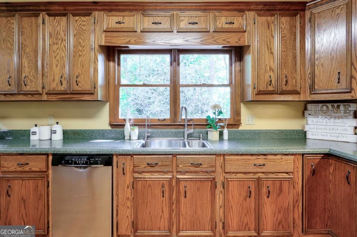 6 bedroom, 3.5 bathroom, 3,944 sq ft single family residence for sale at 535 Autumn Wood Close, Roswell, GA 30075 — photo 10