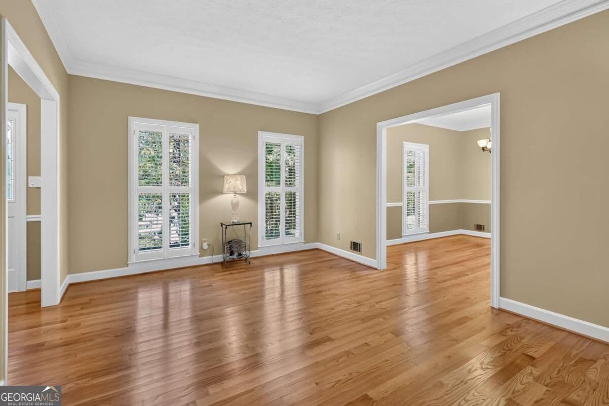 6 bedroom, 3.5 bathroom, 3,944 sq ft single family residence for sale at 535 Autumn Wood Close, Roswell, GA 30075 — photo 4