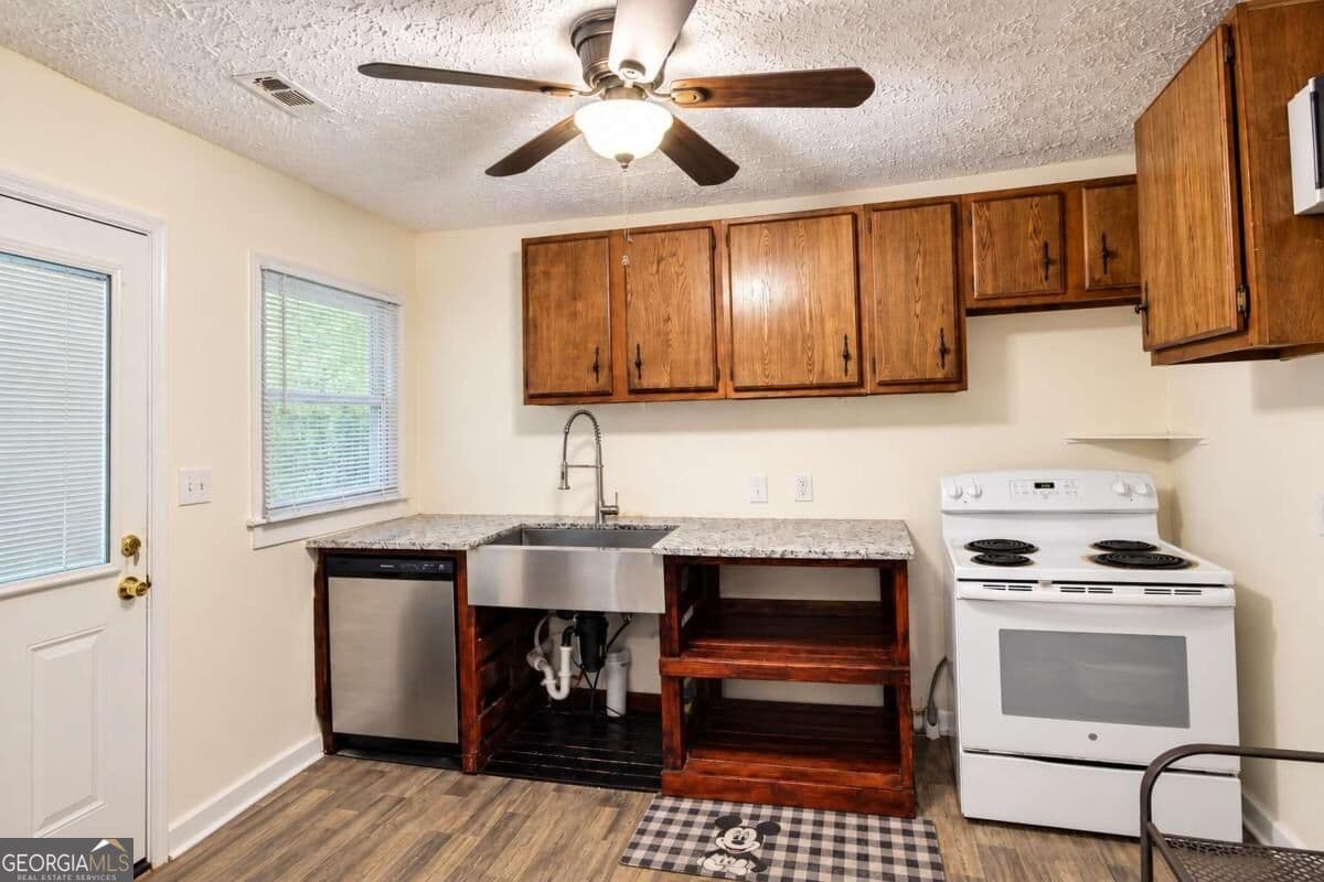 3 bedroom, 2 bathroom, 1,008 sq ft single family residence for sale at 4195 Hanes Drive, Decatur, GA 30035 — photo 4