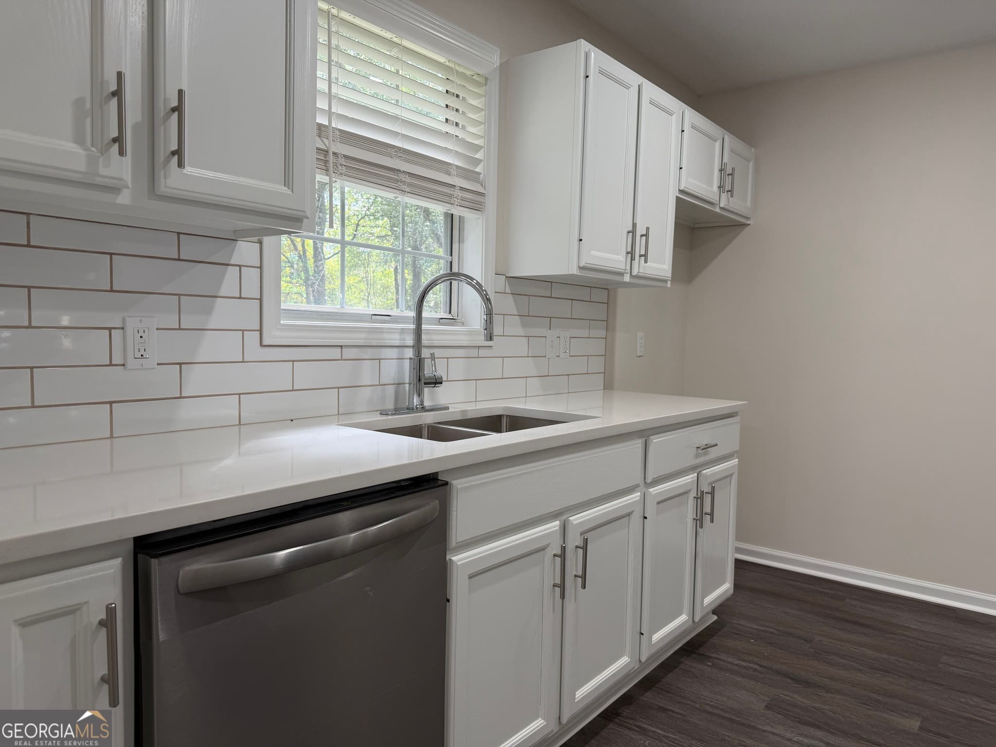 3 bedroom, 2 bathroom, 1,299 sq ft single family residence for sale at 509 Carriage Lane, Statesboro, GA 30458 — photo 4