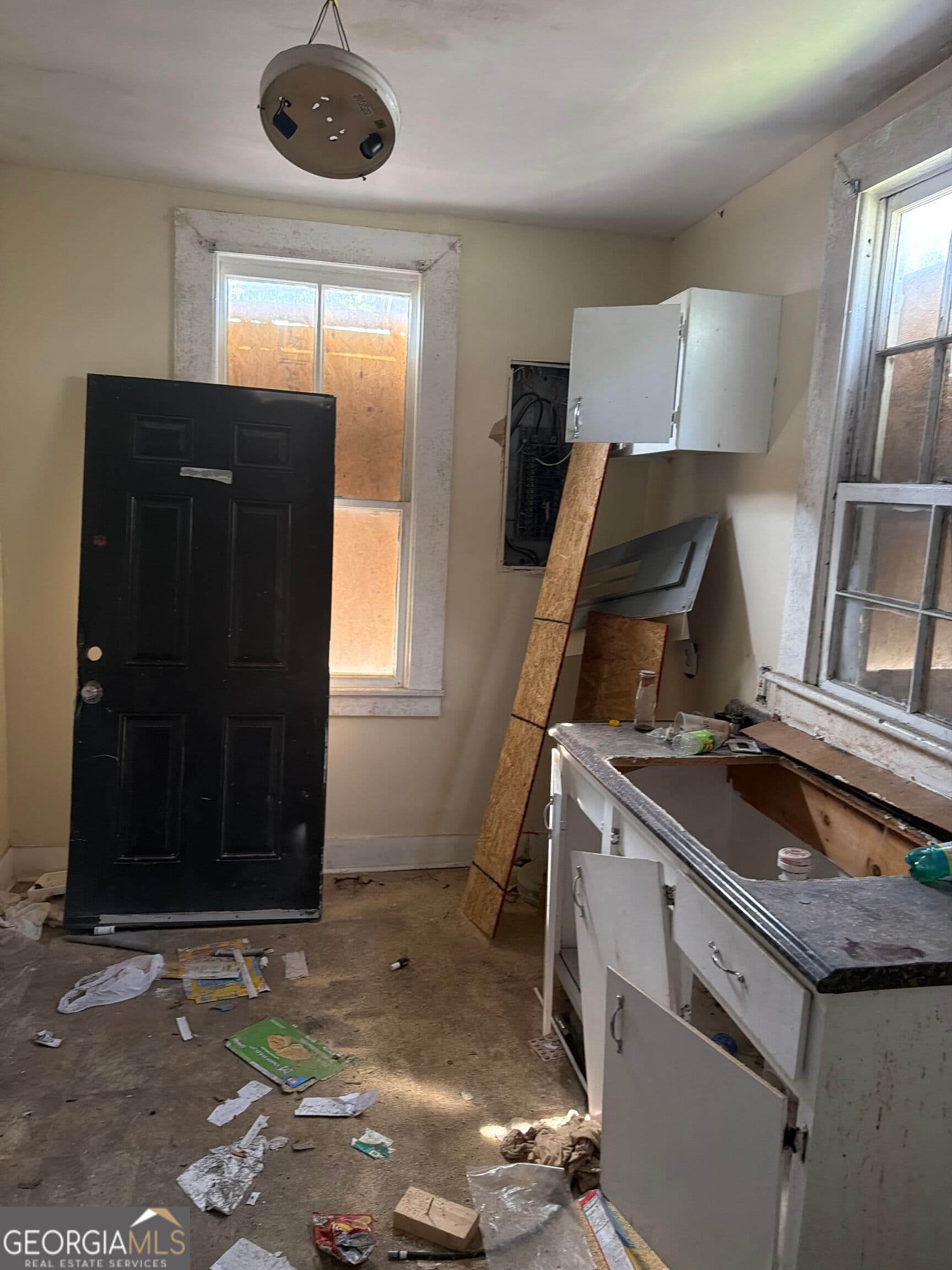 3 bedroom, 2 bathroom, 1,380 sq ft single family residence for sale at 718 W 38th Street, Savannah, GA 31415 — photo 5