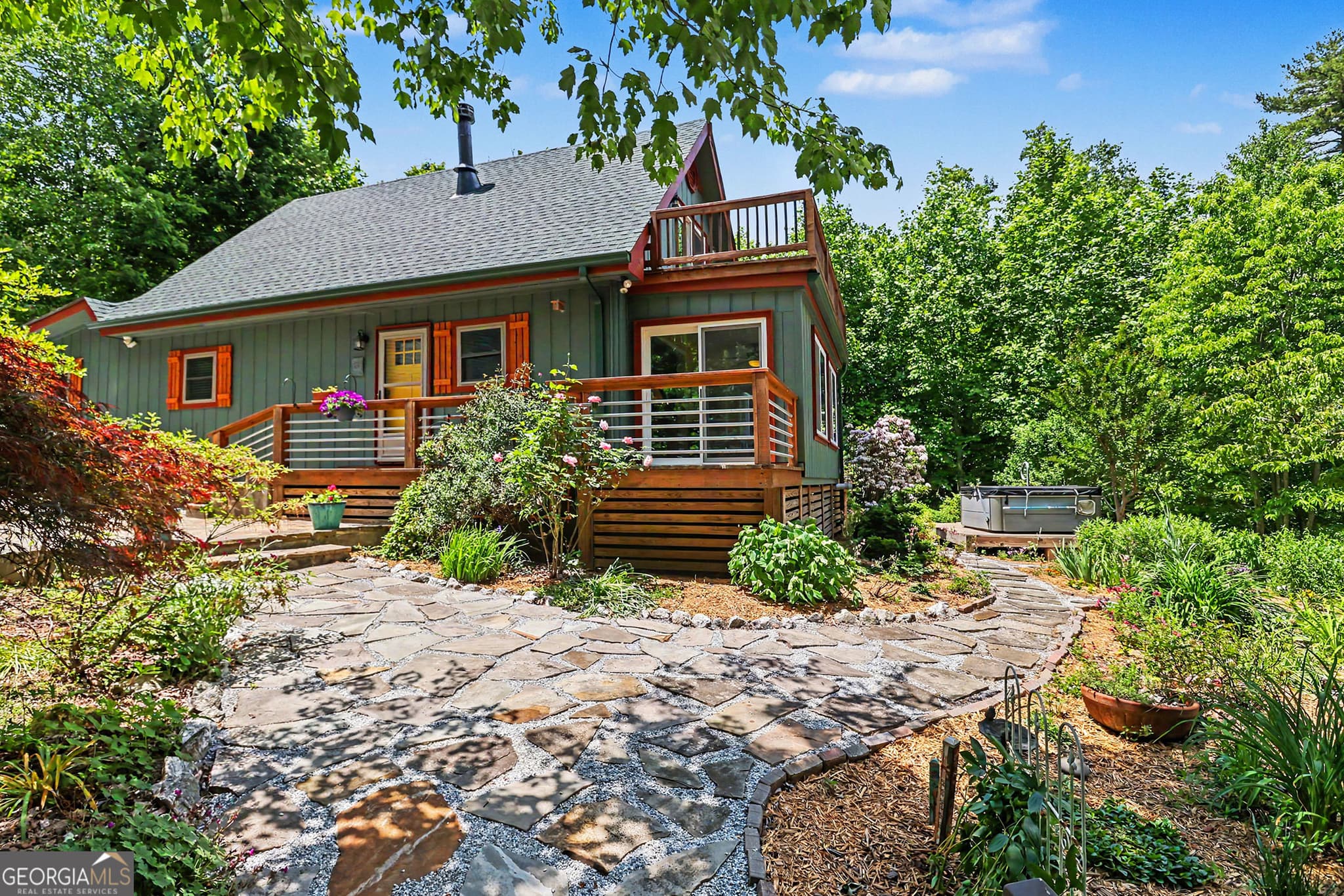 3 bedroom, 2 bathroom, 1,792 sq ft cabin,single family residence sold at 520 Chickasaw Lane, Rabun Gap, GA 30568