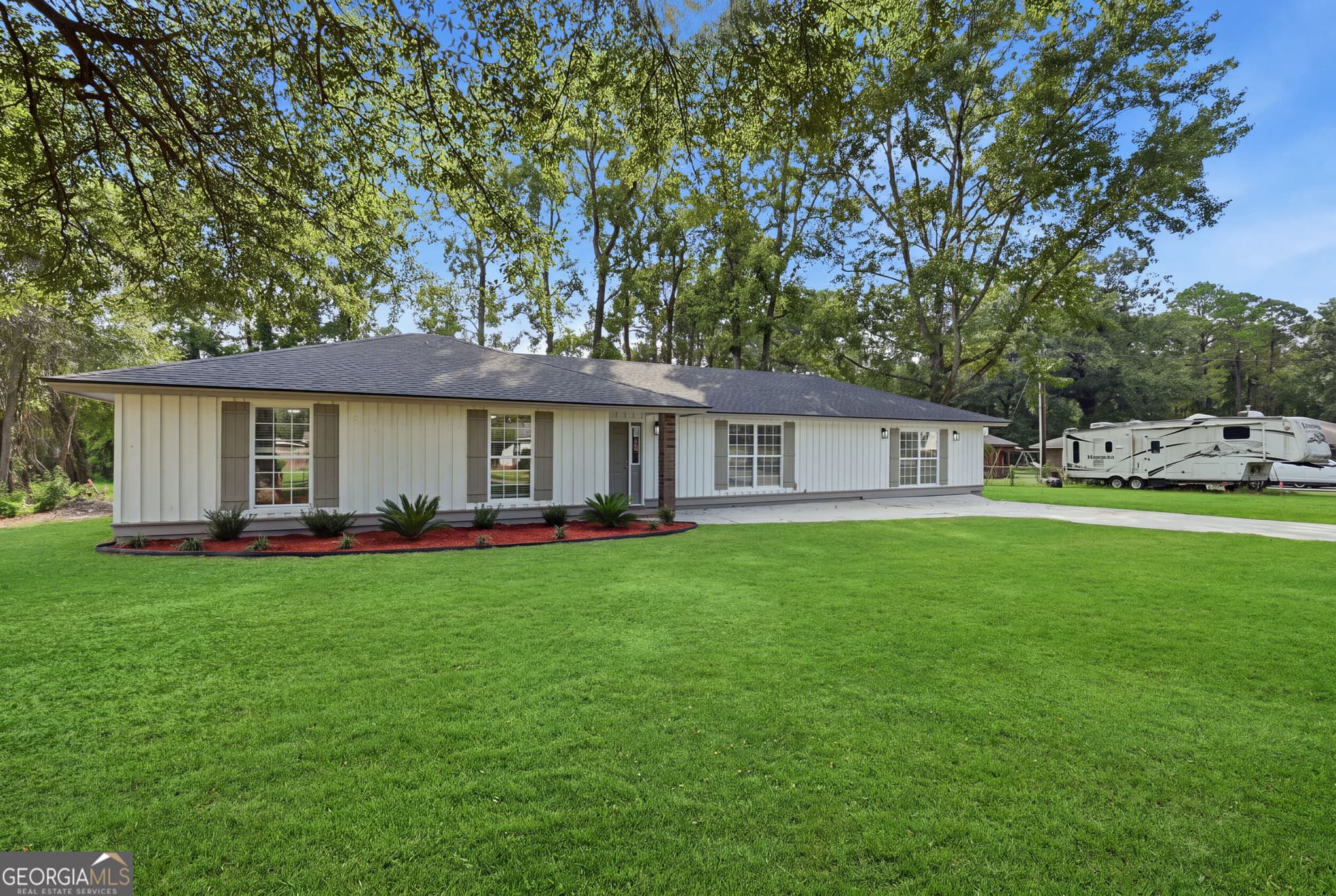 4 bedroom, 2 bathroom, 2,067 sq ft single family residence for sale at 131 Bea Road, Richmond Hill, GA 31324 — photo 2