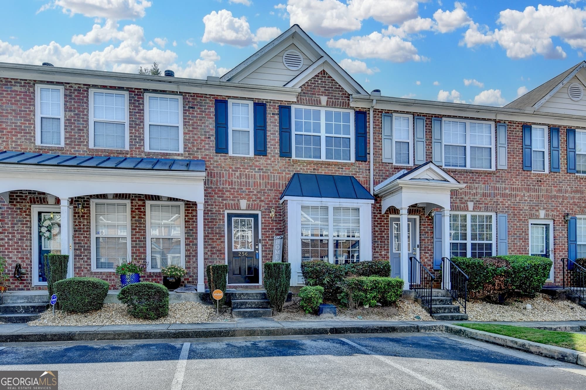 2 bedroom, 2.5 bathroom, 1,256 sq ft townhouse for sale at 256 Paden Cove Trail, Lawrenceville, GA 30044 — photo 1 of 22