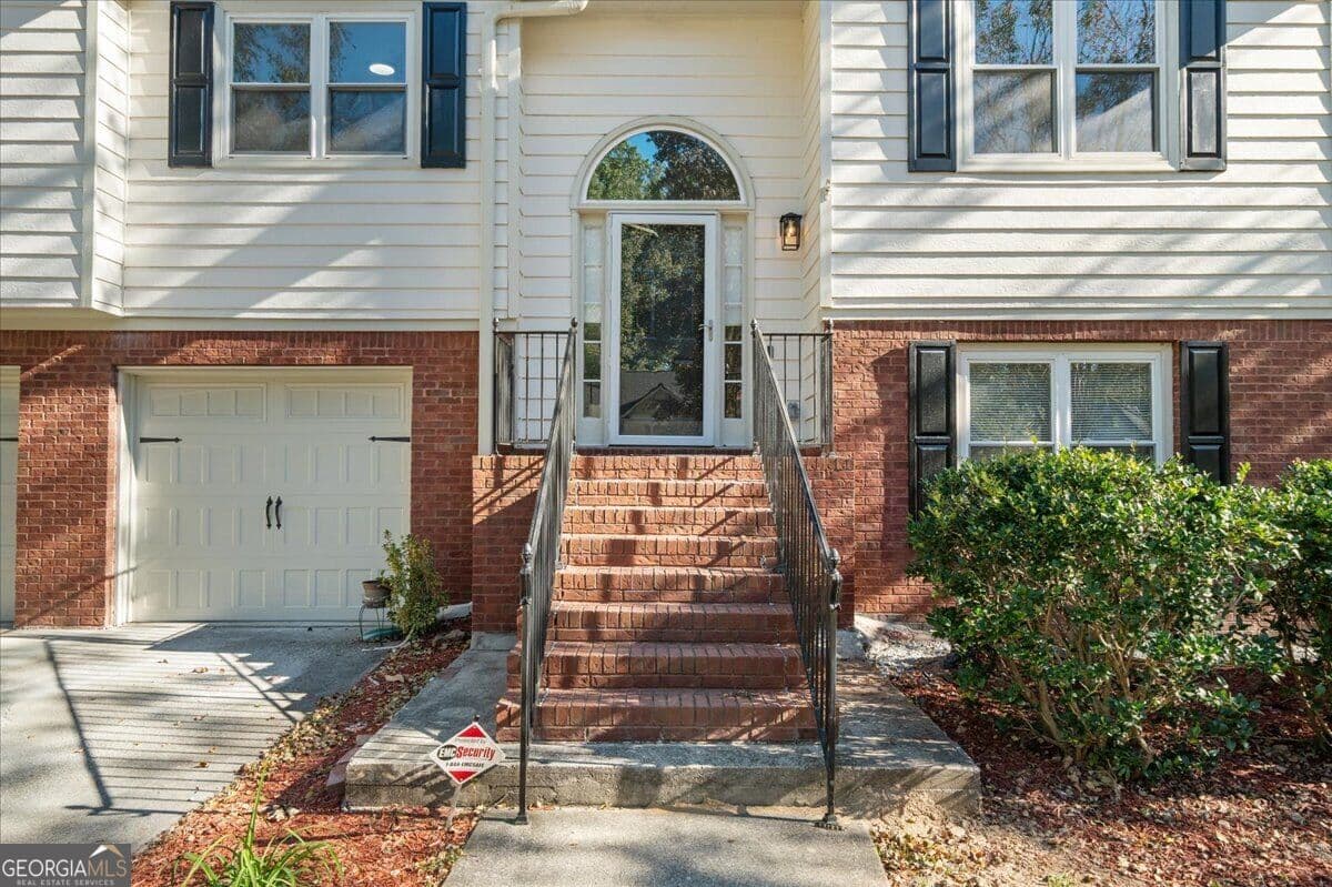 5 bedroom, 3 bathroom, 2,020 sq ft single family residence for sale at 3590 Andrea Lee Court, Snellville, GA 30039 — photo 3