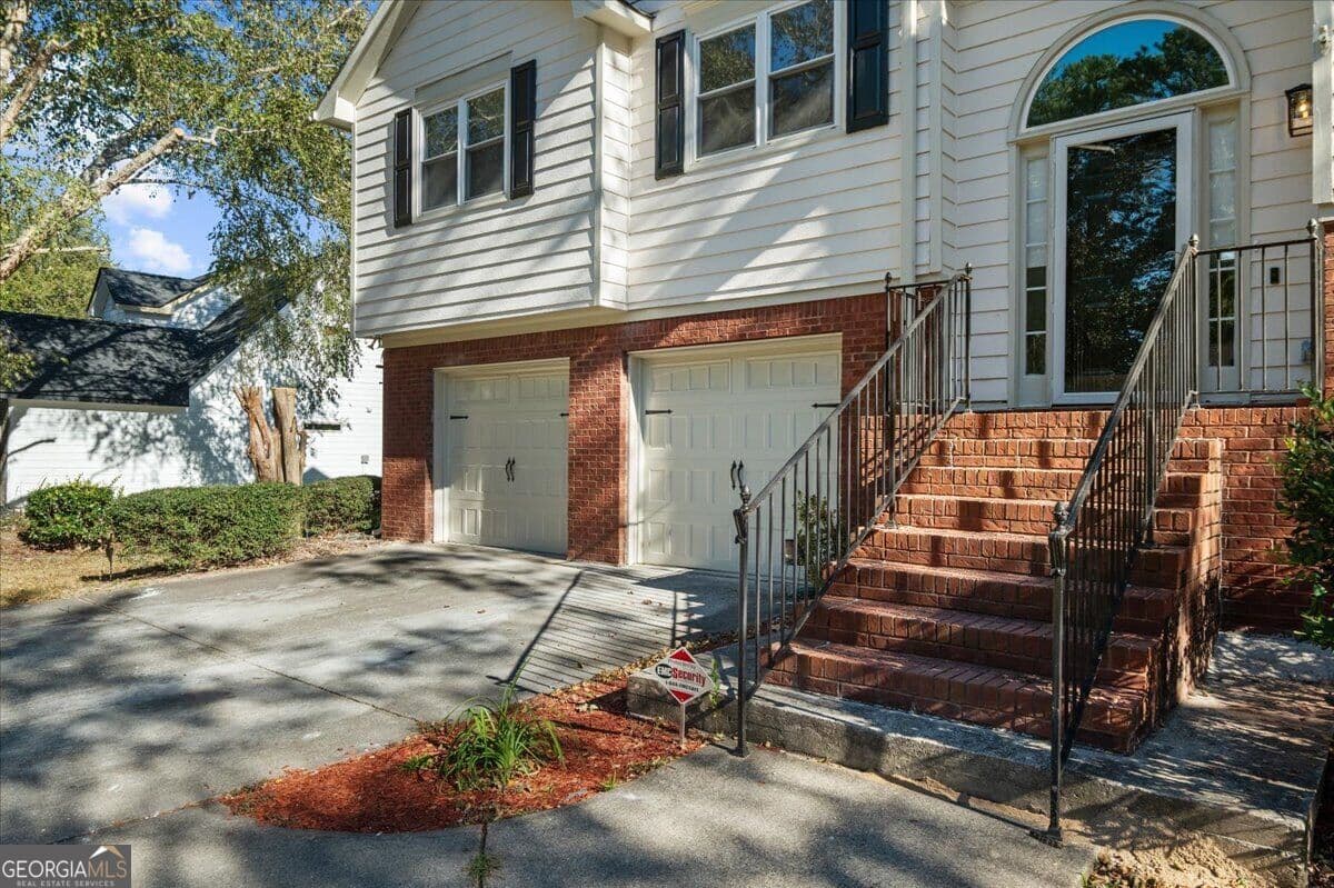 5 bedroom, 3 bathroom, 2,020 sq ft single family residence for sale at 3590 Andrea Lee Court, Snellville, GA 30039 — photo 4