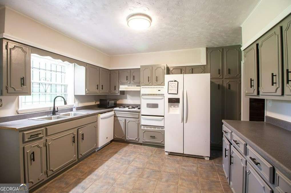 3 bedroom, 2.5 bathroom, 1,780 sq ft single family residence for sale at 1558 BOULDERWOODS Drive, Atlanta, GA 30316 — photo 8