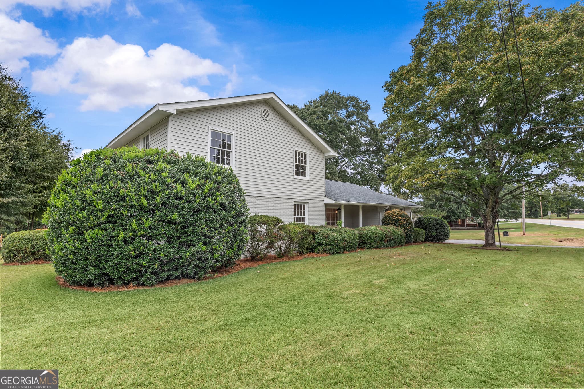 6 bedroom, 3 bathroom, 3,495 sq ft single family residence for sale at 1121 Ward Road, Madison, GA 30650 — photo 3