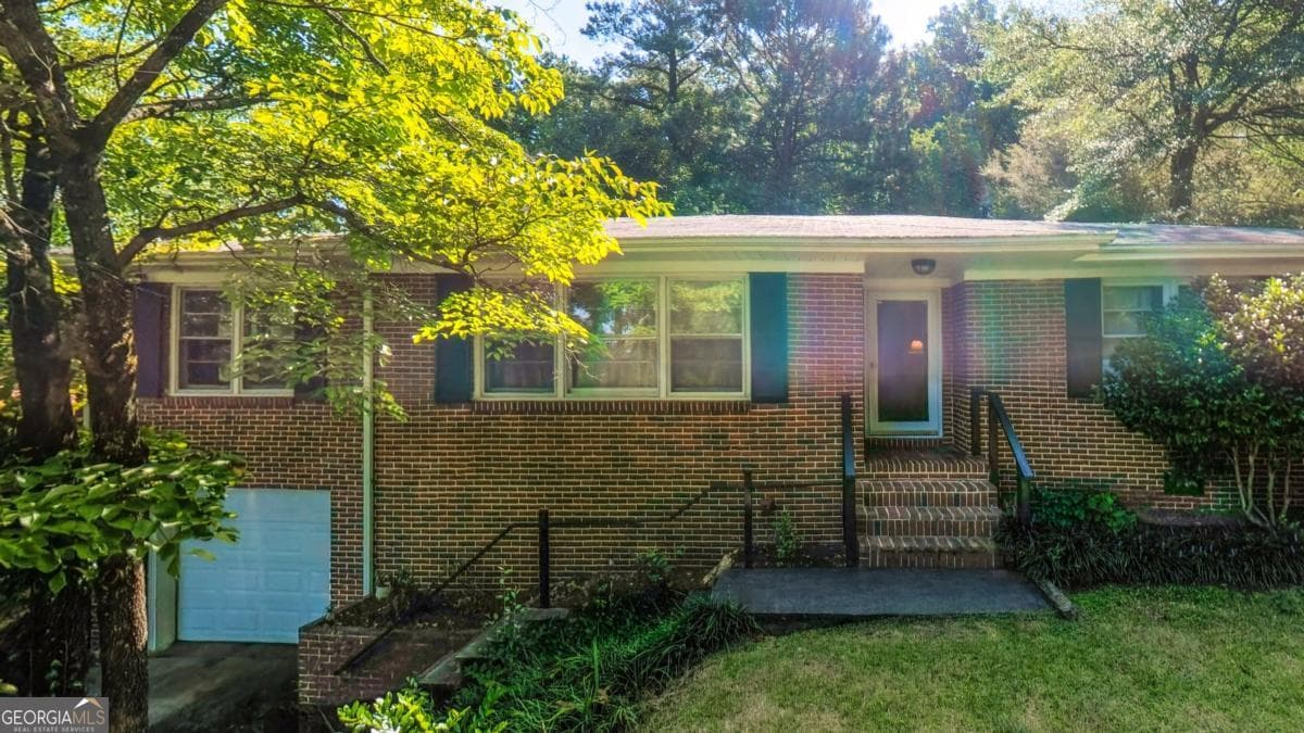 3 bedroom, 2 bathroom, 1,765 sq ft single family residence for sale at 1041 Michael Lane, Anniston, AL 36207