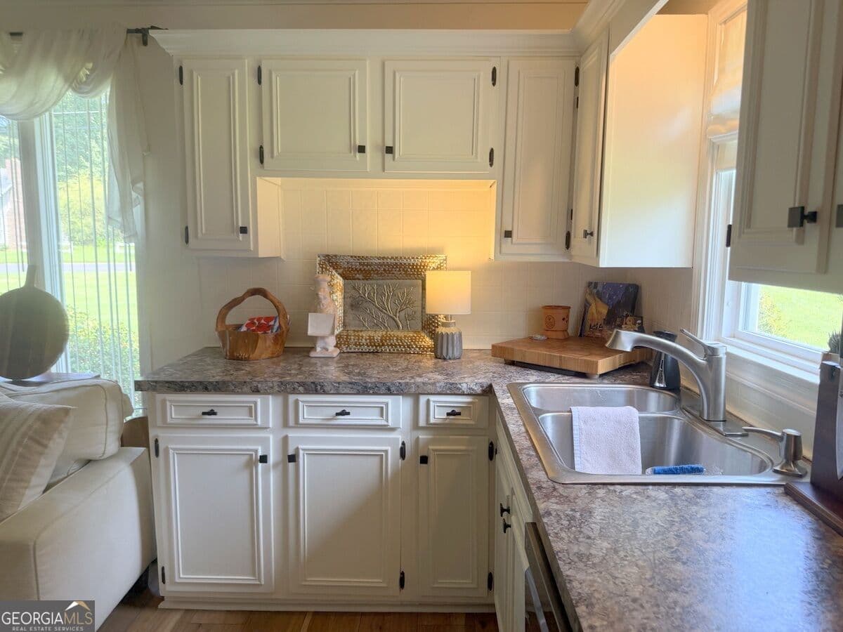 5 bedroom, 3 bathroom, 2,966 sq ft single family residence for sale at 4620 Stratford Oaks Drive, Macon, GA 31210 — photo 5