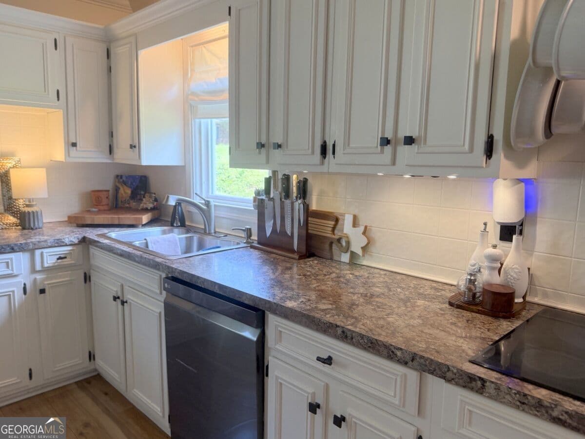 5 bedroom, 3 bathroom, 2,966 sq ft single family residence for sale at 4620 Stratford Oaks Drive, Macon, GA 31210 — photo 4