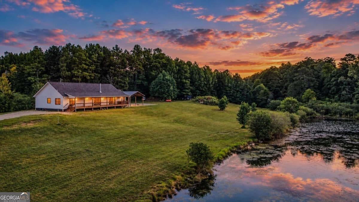 3 bedroom, 2 bathroom, 2,528 sq ft single family residence for sale at 304 Rhinehart Drive, Ranger, GA 30734 — photo 3