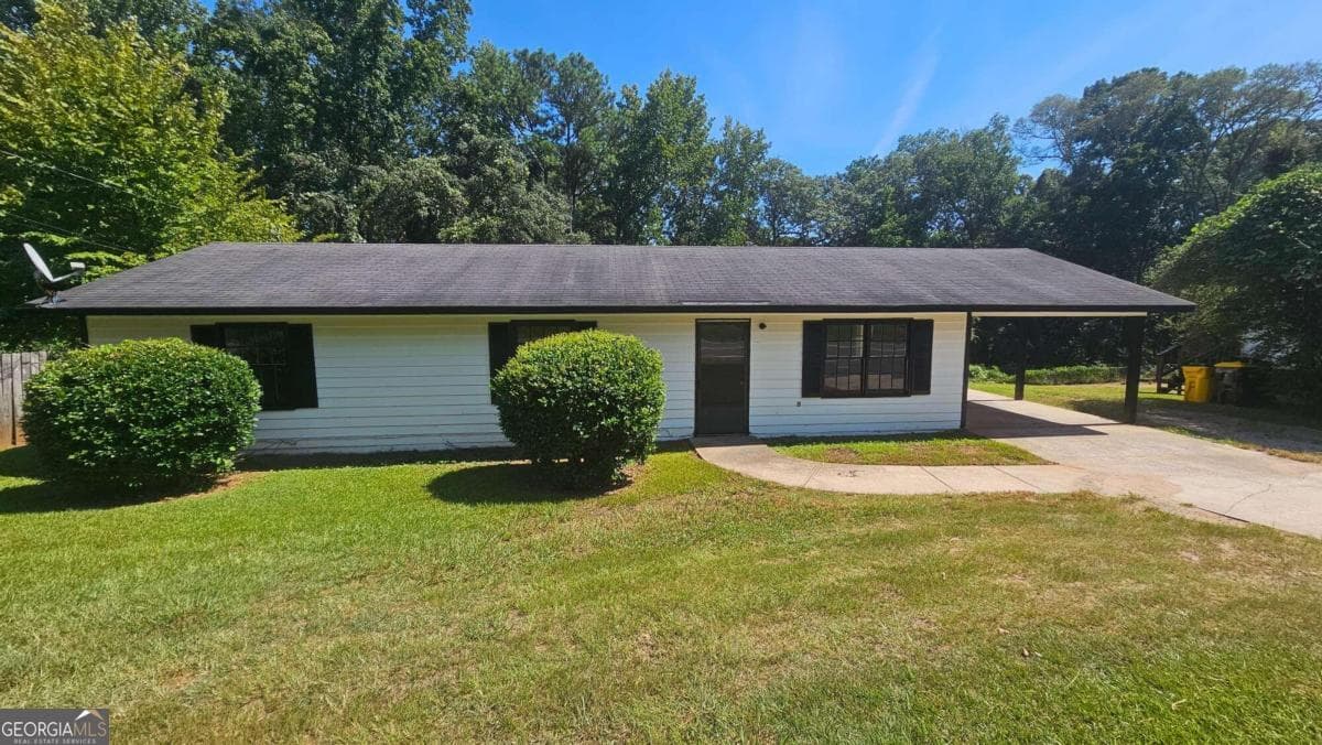3 bedroom, 2 bathroom, 1,200 sq ft single family residence for sale at 474 W Main Street, Forsyth, GA 31029