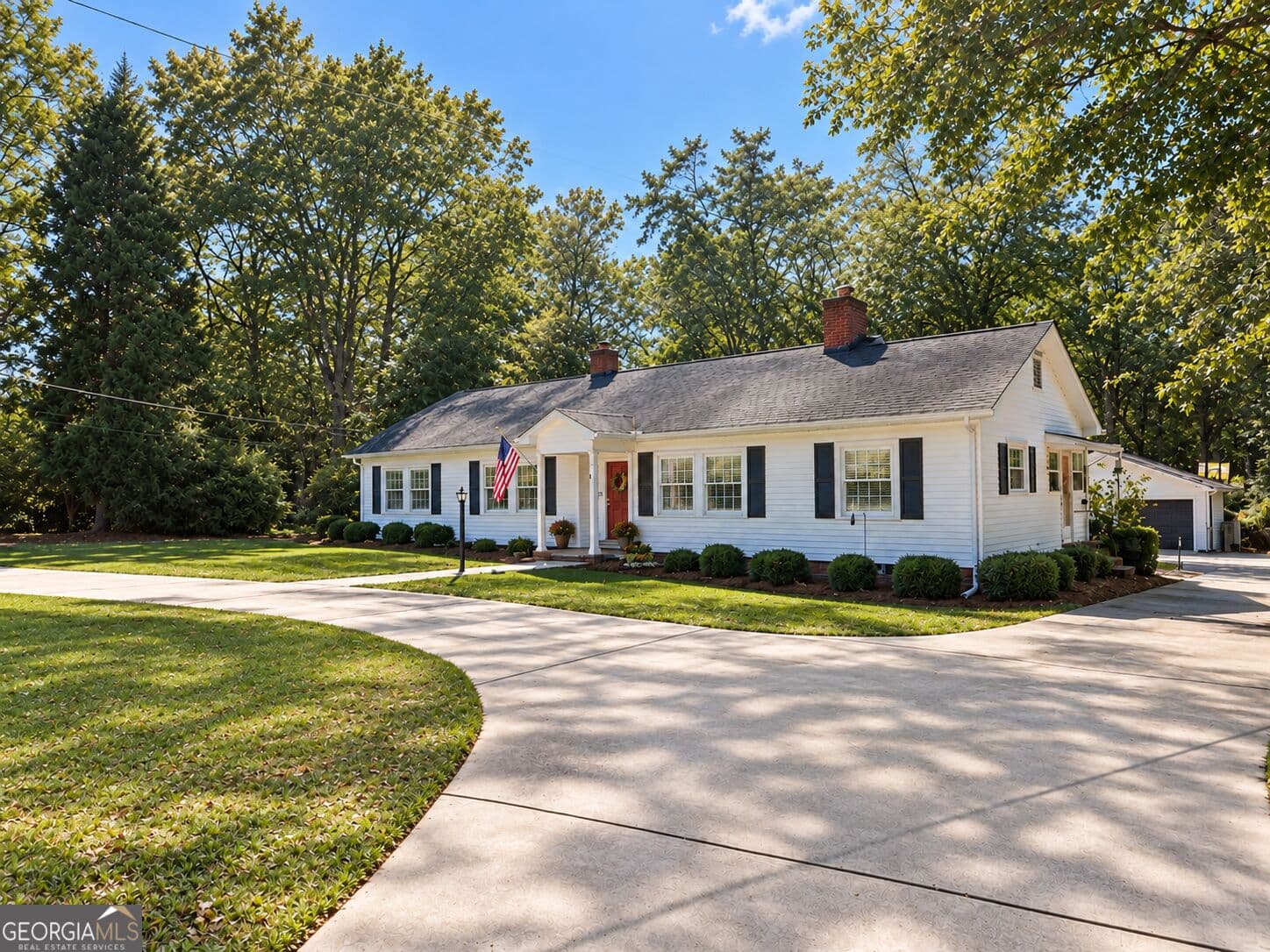 6 bedroom, 3 bathroom, 2,496 sq ft single family residence for sale at 352 S Dugger Avenue, Roberta, GA 31078 — photo 2