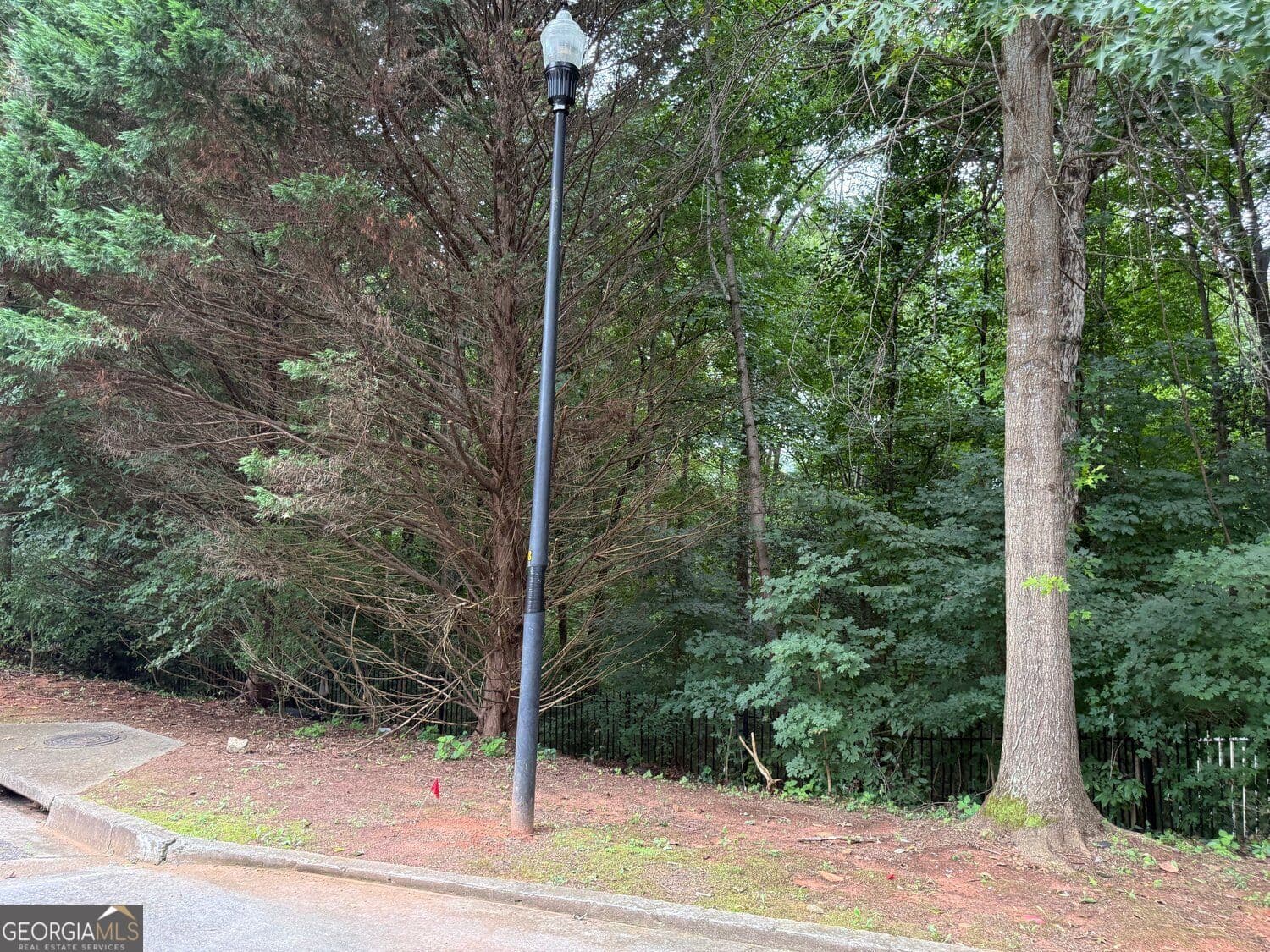3 bedroom, 2.5 bathroom, 1,304 sq ft condominium for sale at 2502 Walden Lake Drive, Decatur, GA 30035 — photo 3