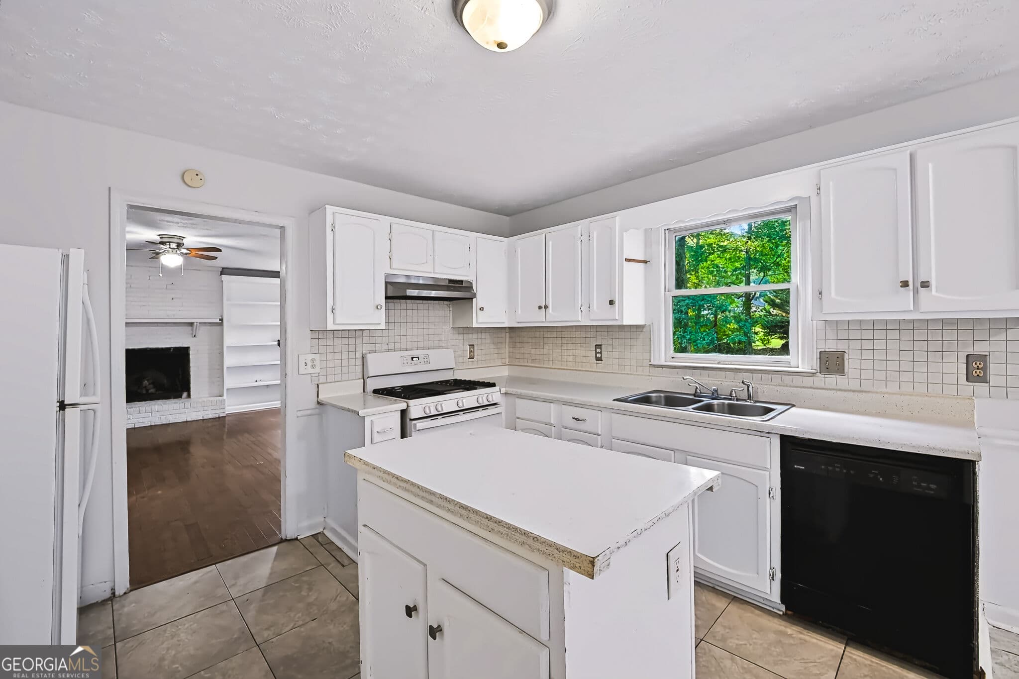 5 bedroom, 3.5 bathroom single family residence for sale at 2021 Hunters Cove Drive, Lawrenceville, GA 30044 — photo 9