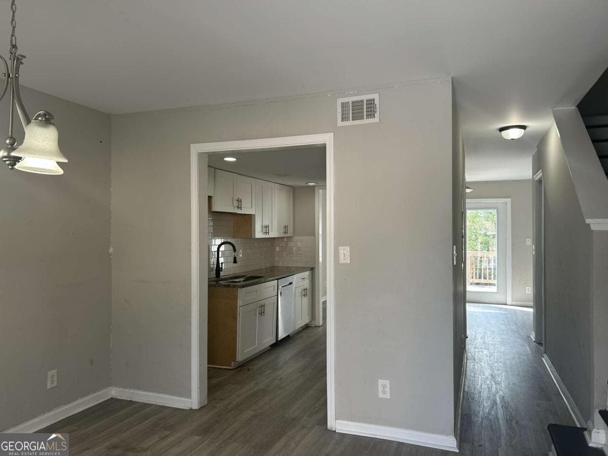 2 bedroom, 2.5 bathroom, 1,728 sq ft townhouse for sale at 2604 Campbellton Road H4, Atlanta, GA 30311 — photo 2
