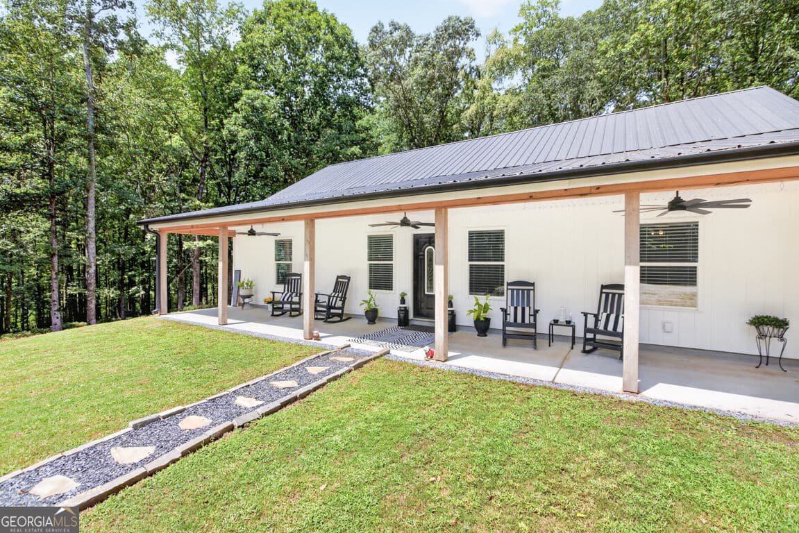 3 bedroom, 2 bathroom, 1,518 sq ft single family residence for sale at 206 Lake Oglethorpe Drive, Arnoldsville, GA 30619 — photo 2