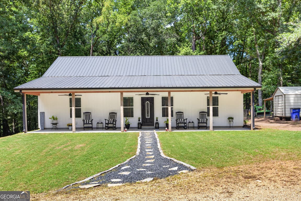 3 bedroom, 2 bathroom, 1,518 sq ft single family residence for sale at 206 Lake Oglethorpe Drive, Arnoldsville, GA 30619 — photo 1 of 55