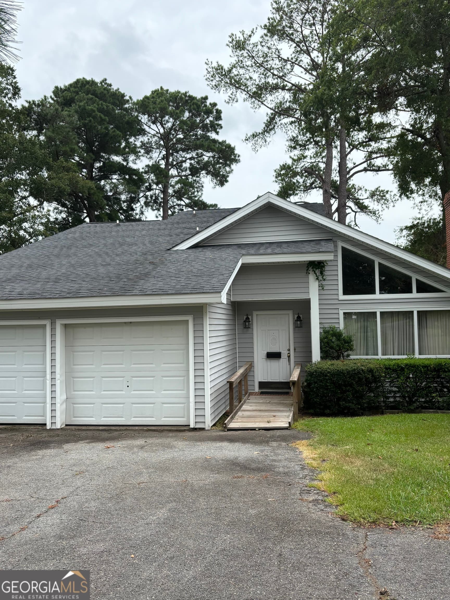 3 bedroom, 2 bathroom, 1,661 sq ft single family residence for sale at 207A Lakeshore Circle, Milledgeville, GA 31061