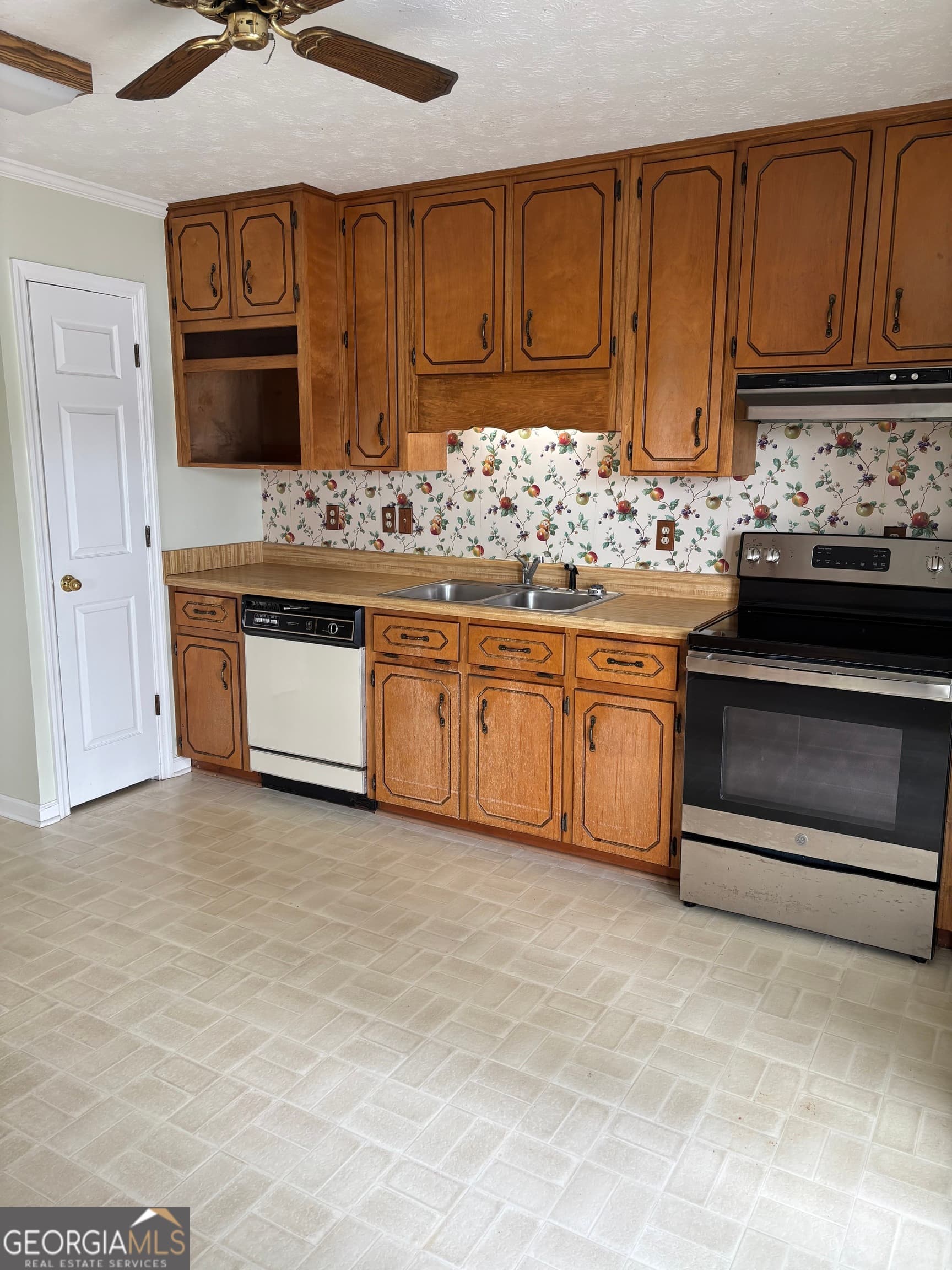 3 bedroom, 2 bathroom, 1,661 sq ft single family residence for sale at 207A Lakeshore Circle, Milledgeville, GA 31061 — photo 5