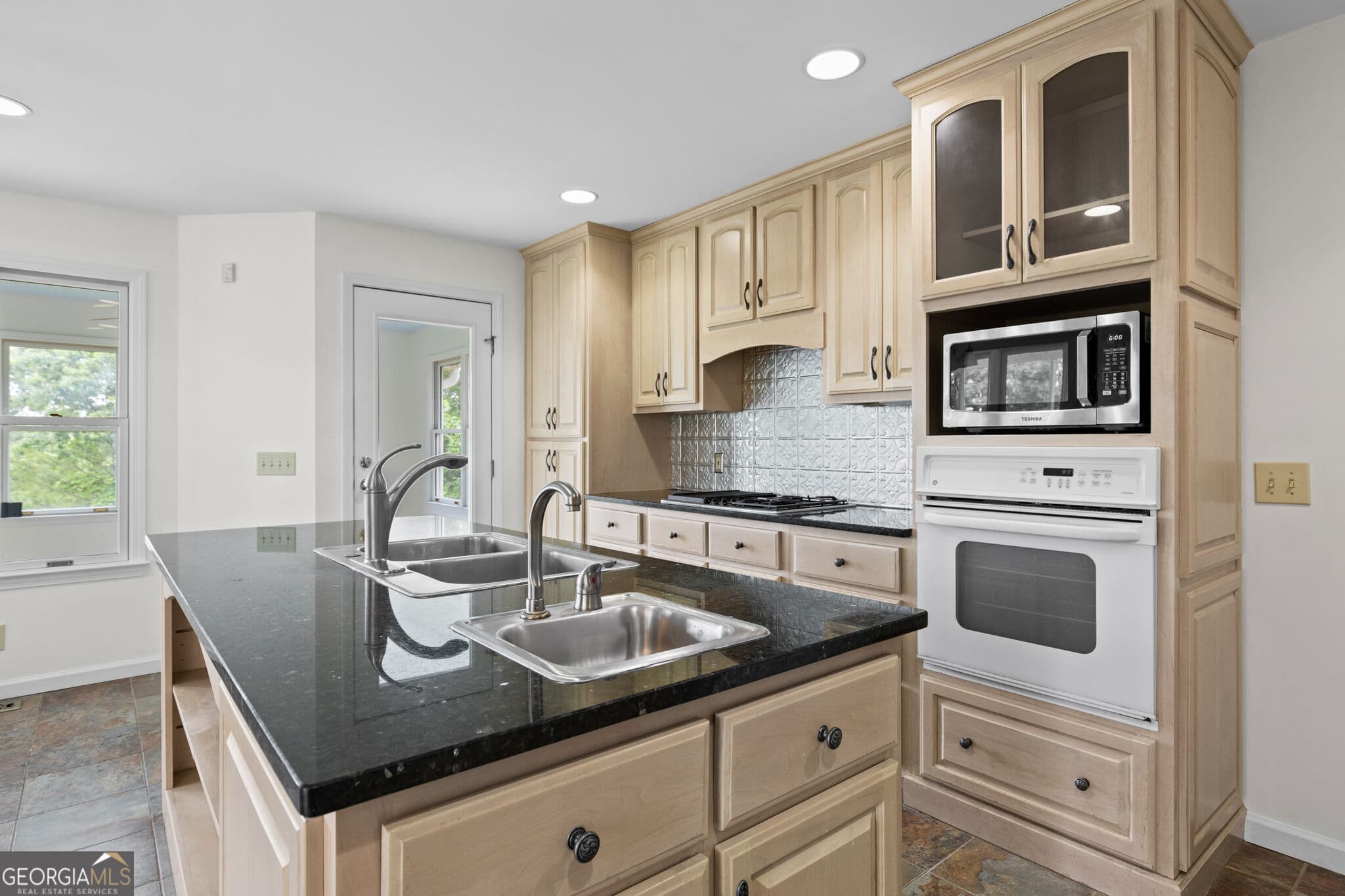 3 bedroom, 2 bathroom, 4,437 sq ft single family residence under contract at 177 - H Shangri La Drive, Mineral Bluff, GA 30559 — photo 10