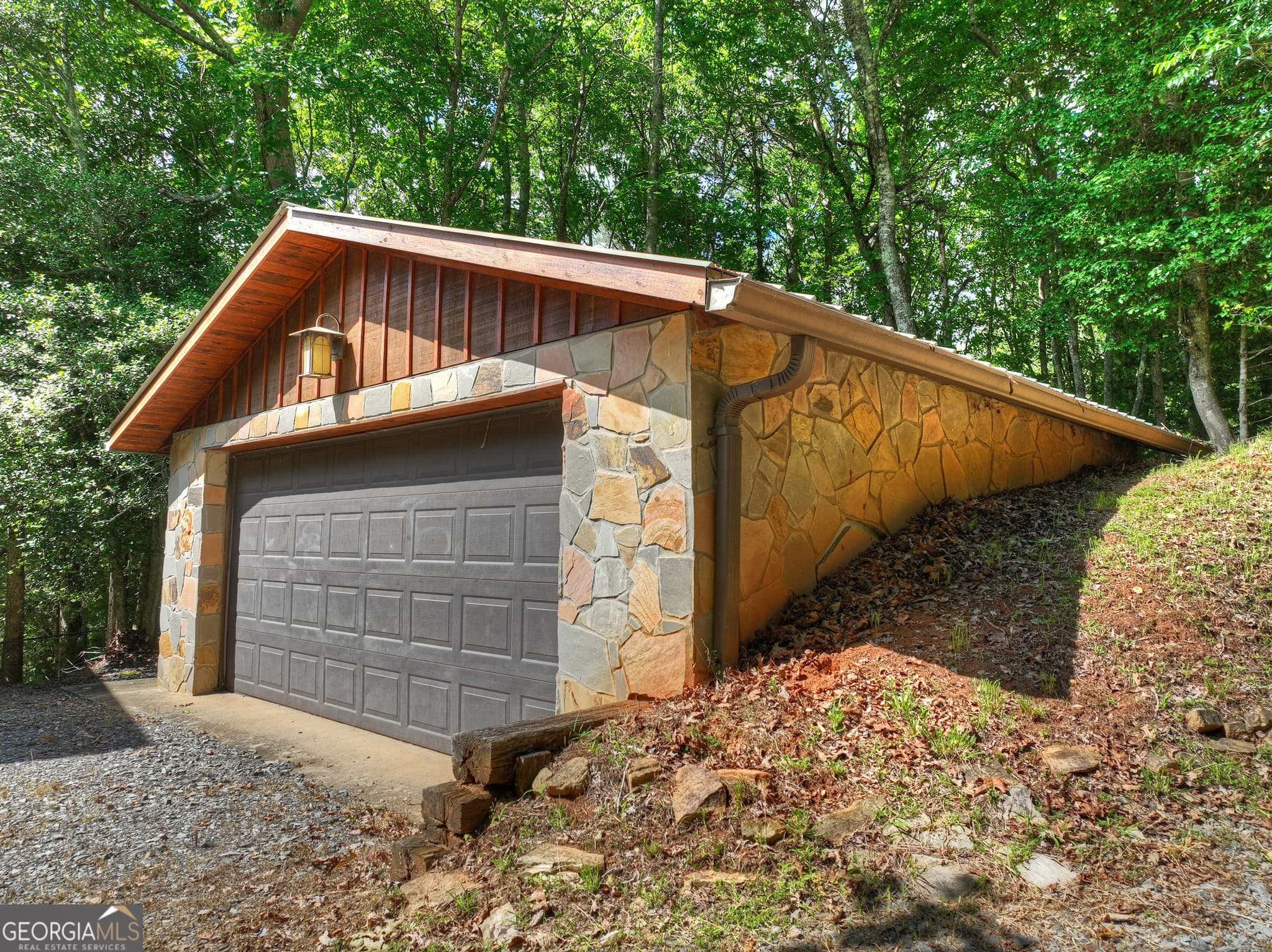 4 bedroom, 3 bathroom, 2,574 sq ft cabin,single family residence for sale at 100 Arrow Way, Mineral Bluff, GA 30559 — photo 4
