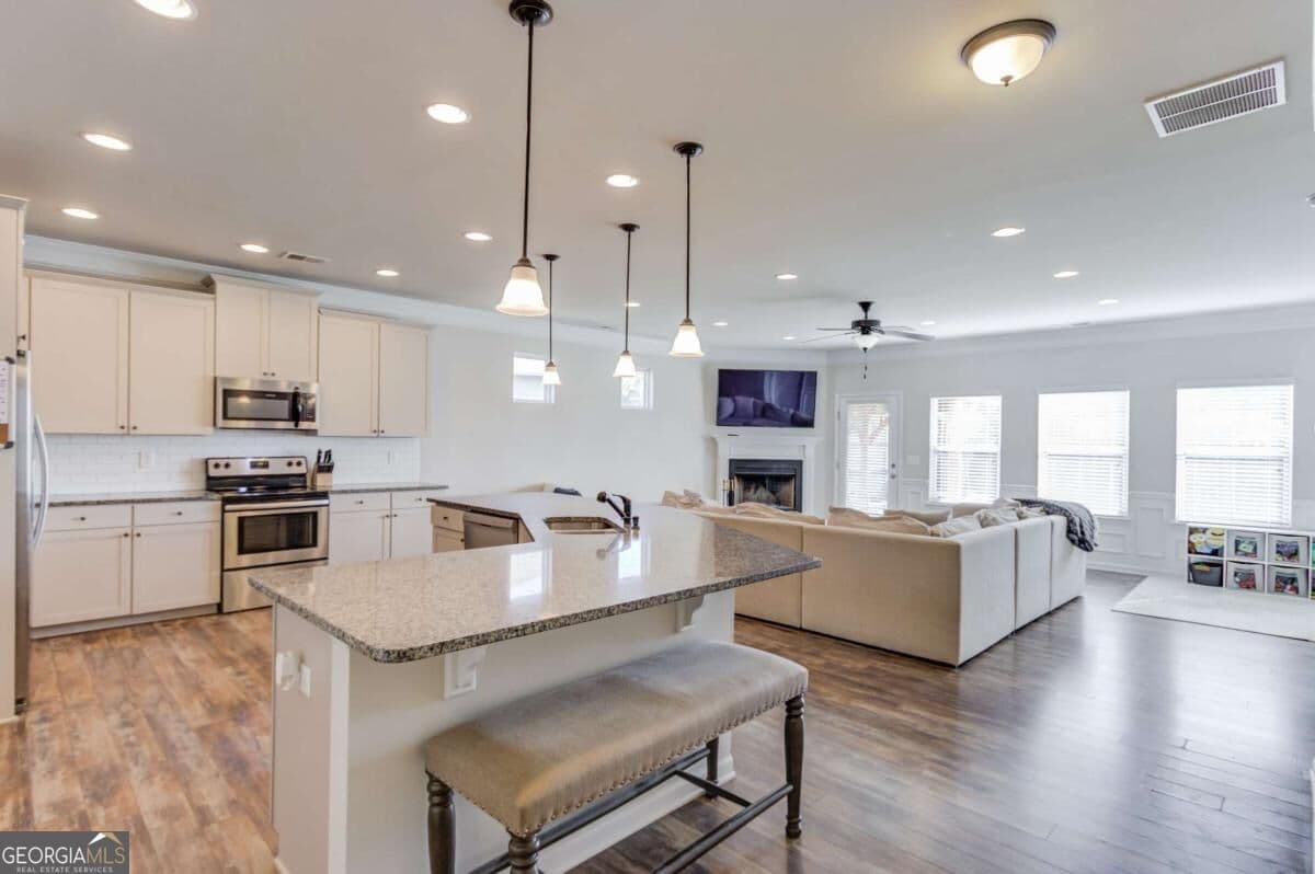 3 bedroom, 2 bathroom, 1,822 sq ft single family residence for sale at 918 Blind Brook Circle, Hoschton, GA 30548 — photo 2