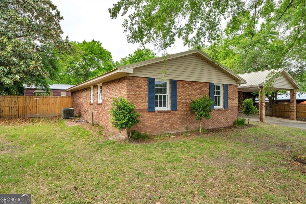 4 bedroom, 2 bathroom, 1,866 sq ft single family residence for sale at 111 Weaver Road, Warner Robins, GA 31093 — photo 2