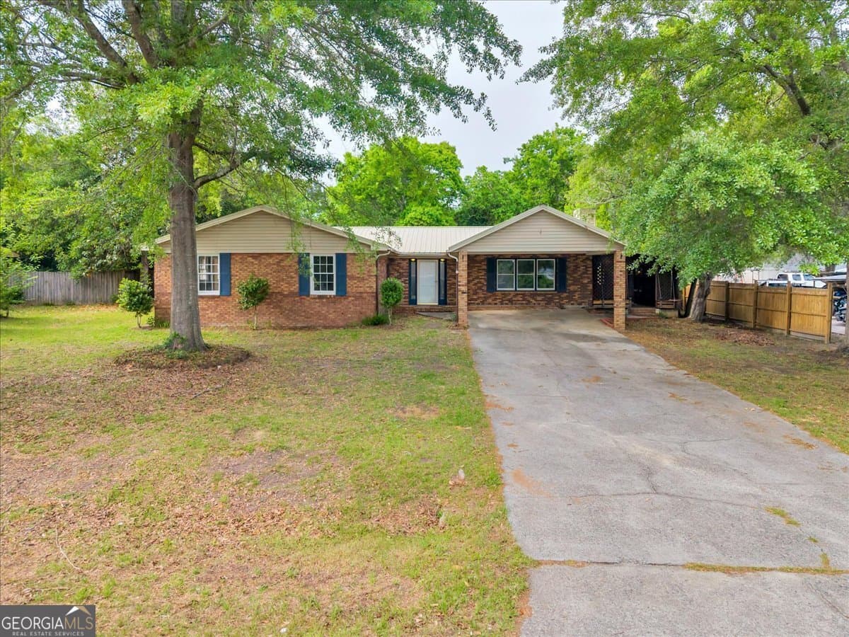 4 bedroom, 2 bathroom, 1,866 sq ft single family residence for sale at 111 Weaver Road, Warner Robins, GA 31093
