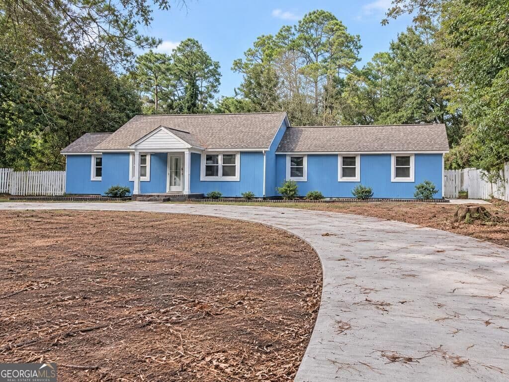 6 bedroom, 3.5 bathroom, 2,261 sq ft single family residence for sale at 1307 4th Avenue, Albany, GA 31707