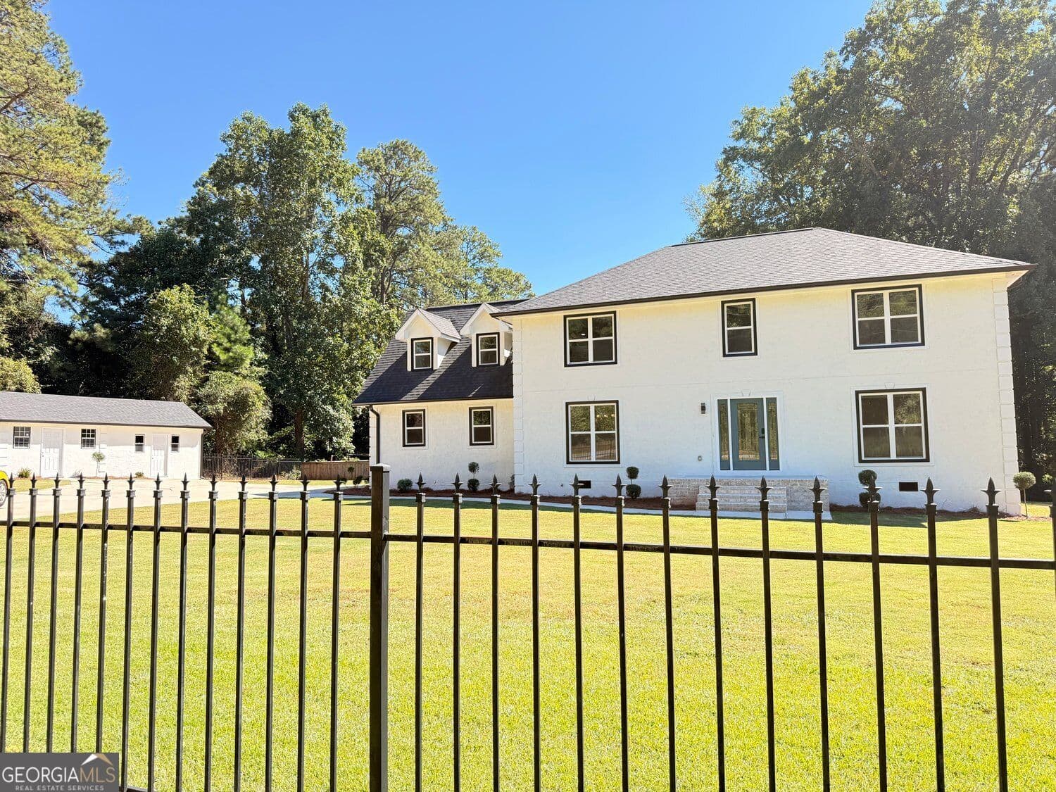 4 bedroom, 2.5 bathroom, 3,140 sq ft single family residence for sale at 2887 Lake Jodeco Road, Jonesboro, GA 30236 — photo 4