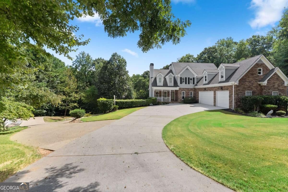 6 bedroom, 4.5 bathroom, 4,571 sq ft single family residence for sale at 1522 Gracebrook Drive, Lawrenceville, GA 30045 — photo 2