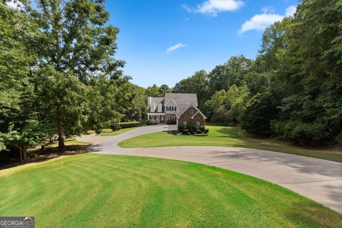 6 bedroom, 4.5 bathroom, 4,571 sq ft single family residence for sale at 1522 Gracebrook Drive, Lawrenceville, GA 30045 — photo 3
