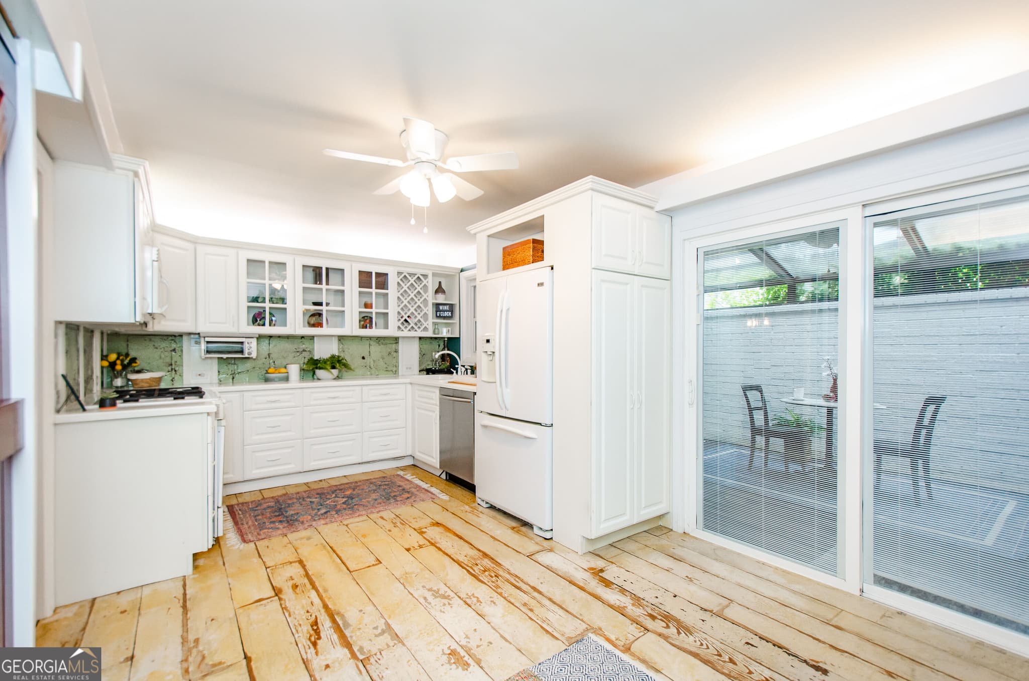 3 bedroom, 2 bathroom, 1,368 sq ft condominium for sale at 5400 Roswell Road D4, Sandy Springs, GA 30342 — photo 3