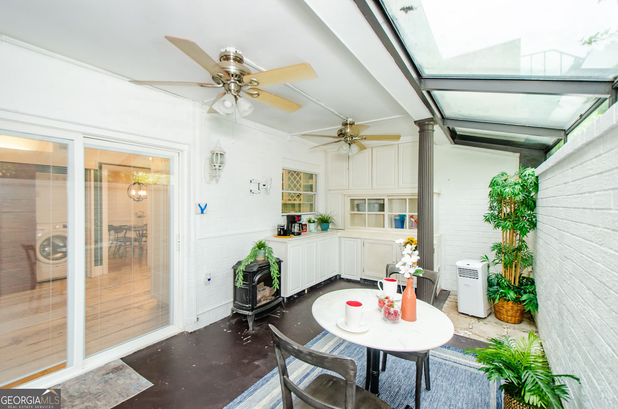 3 bedroom, 2 bathroom, 1,368 sq ft condominium for sale at 5400 Roswell Road D4, Sandy Springs, GA 30342 — photo 4