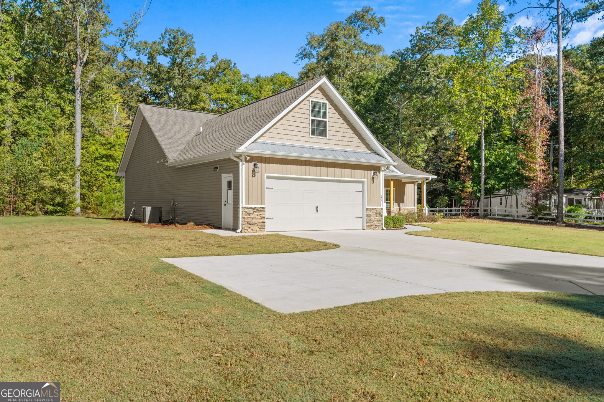 4 bedroom, 3 bathroom, 2,661 sq ft single family residence for sale at 171 Arrow Point Road, Jackson, GA 30233 — photo 2