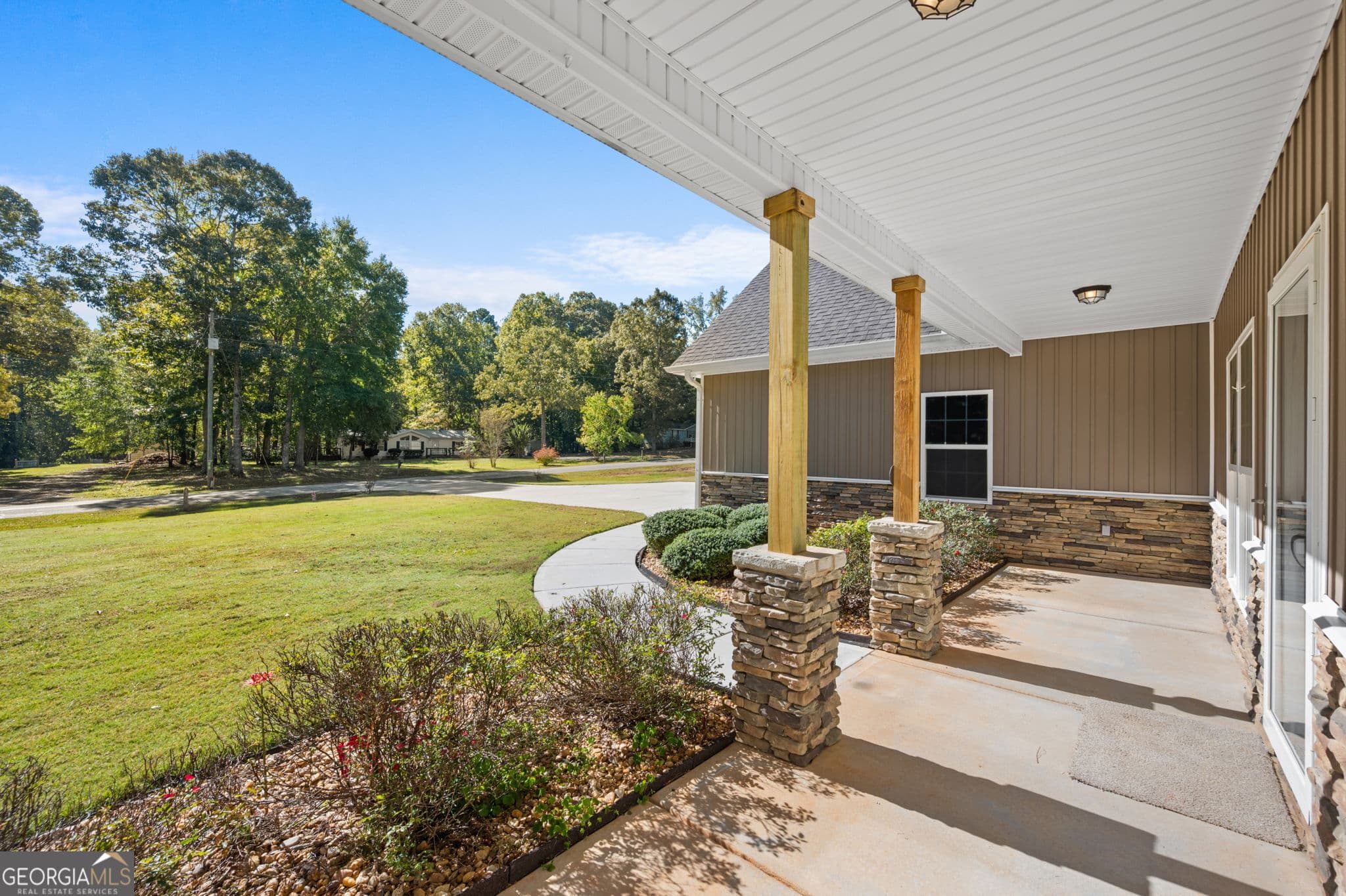 4 bedroom, 3 bathroom, 2,661 sq ft single family residence for sale at 171 Arrow Point Road, Jackson, GA 30233 — photo 6
