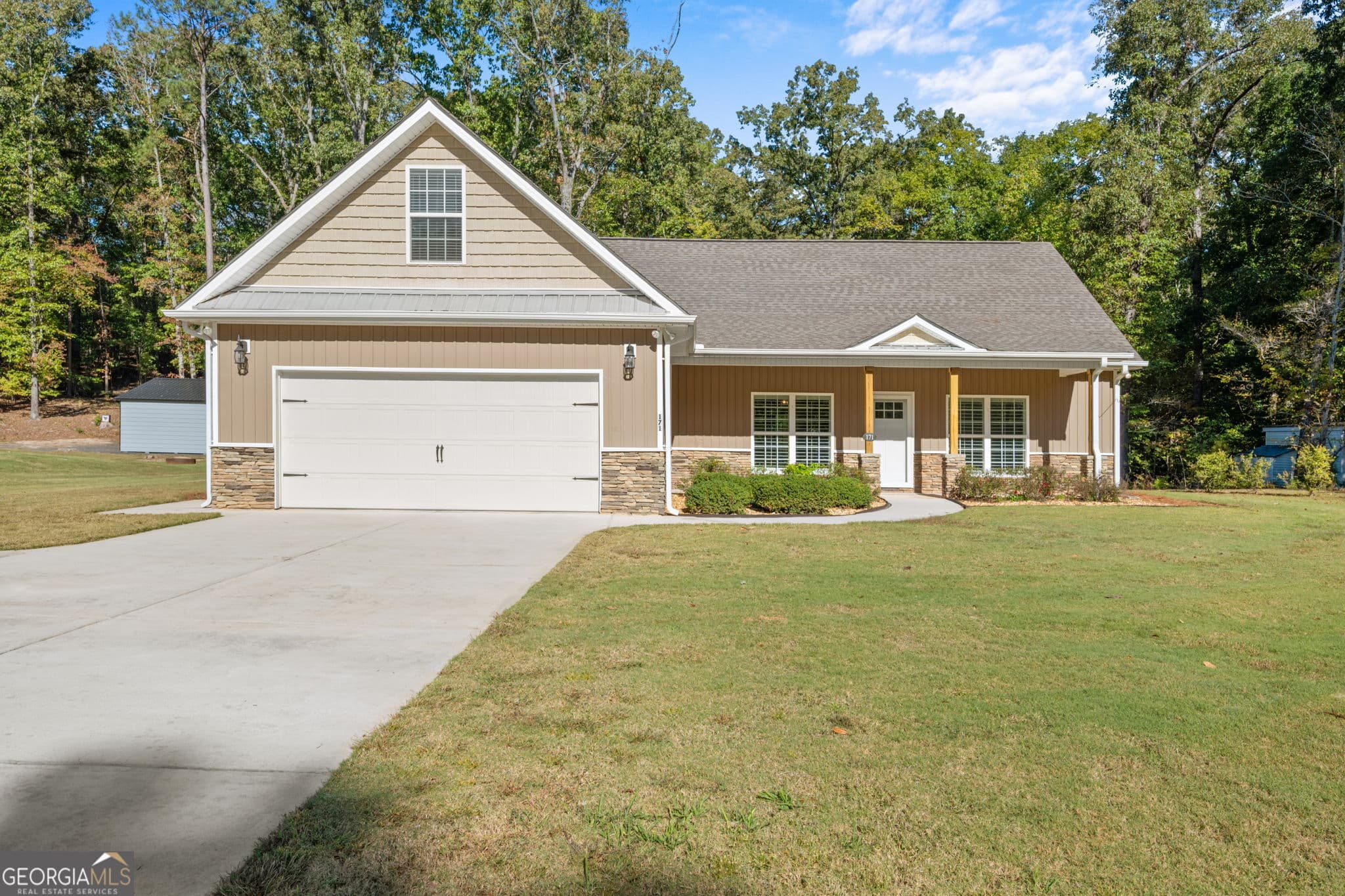 4 bedroom, 3 bathroom, 2,661 sq ft single family residence for sale at 171 Arrow Point Road, Jackson, GA 30233