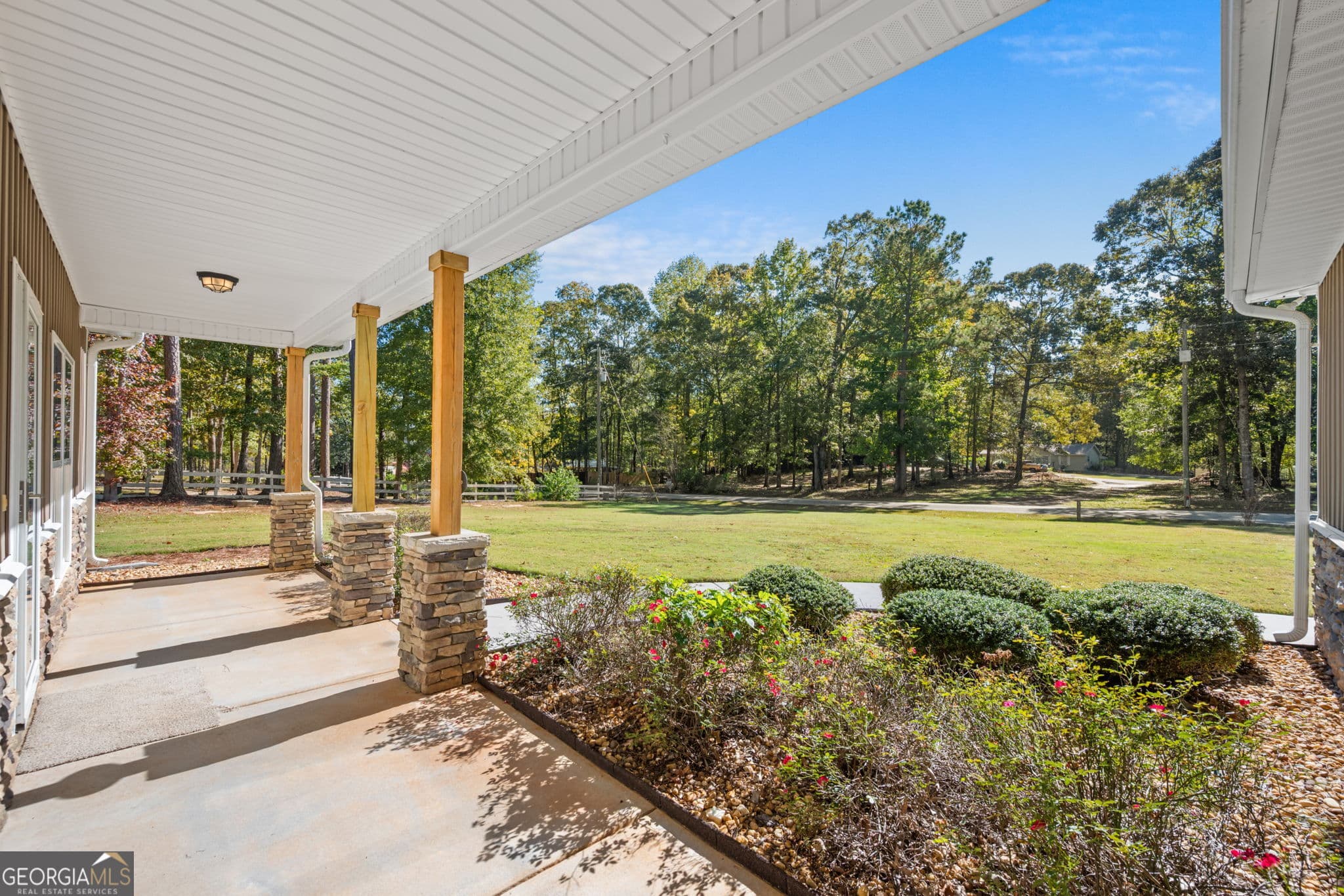 4 bedroom, 3 bathroom, 2,661 sq ft single family residence for sale at 171 Arrow Point Road, Jackson, GA 30233 — photo 5