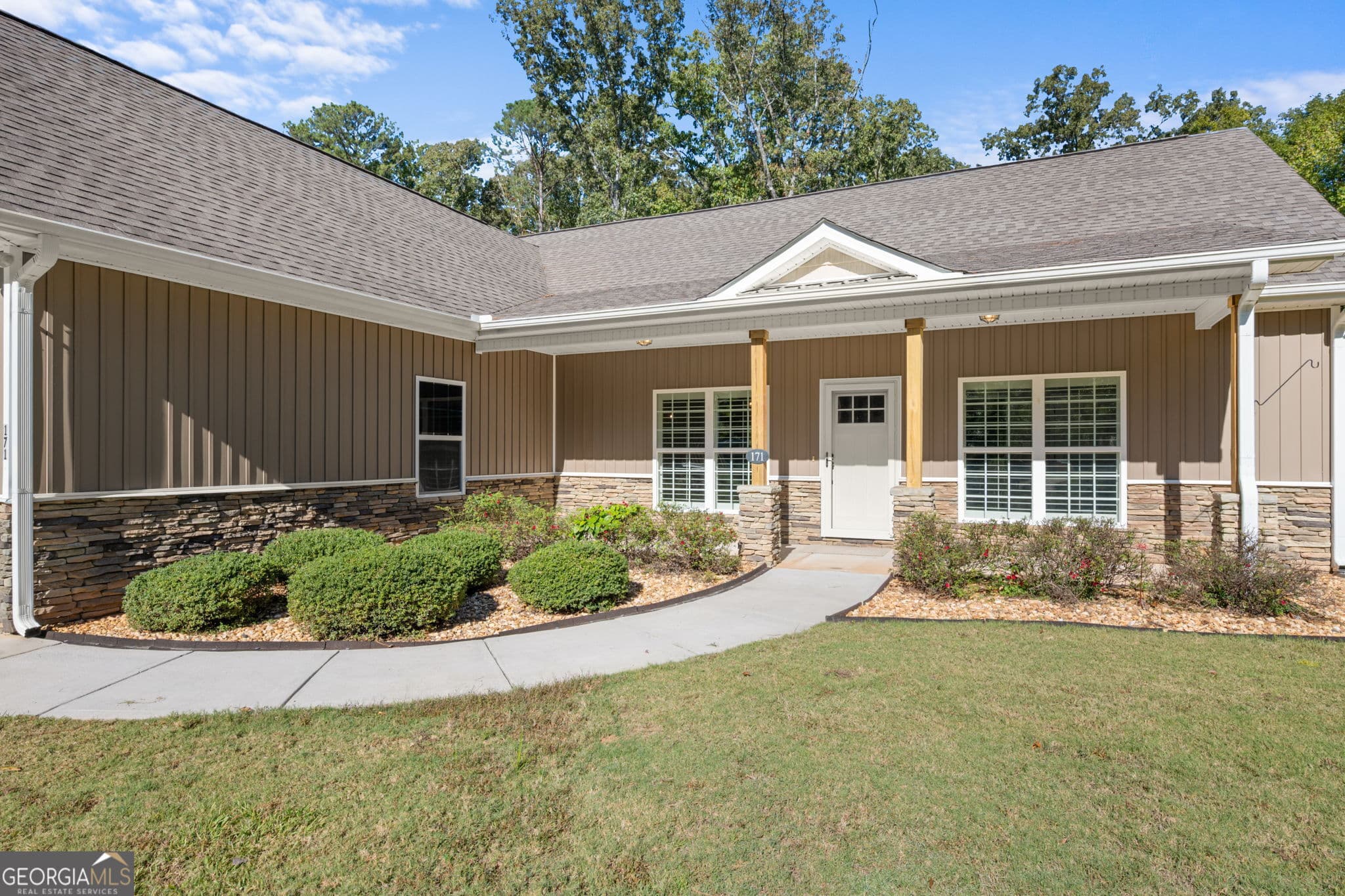 4 bedroom, 3 bathroom, 2,661 sq ft single family residence for sale at 171 Arrow Point Road, Jackson, GA 30233 — photo 4