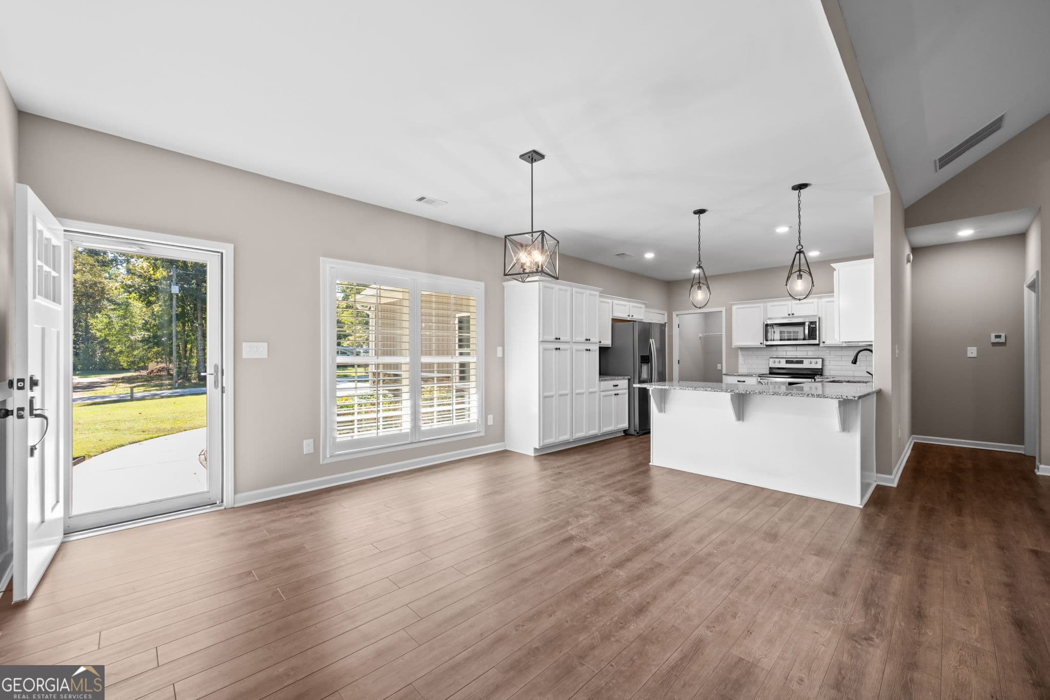 4 bedroom, 3 bathroom, 2,661 sq ft single family residence for sale at 171 Arrow Point Road, Jackson, GA 30233 — photo 8