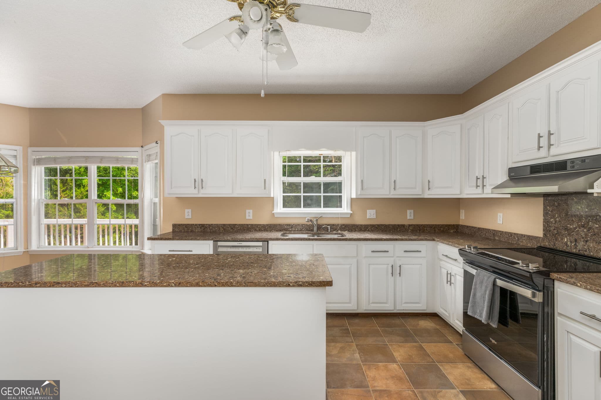 5 bedroom, 3.5 bathroom, 3,233 sq ft single family residence for sale at 2626 Penbrook Lane, Macon, GA 31216 — photo 9