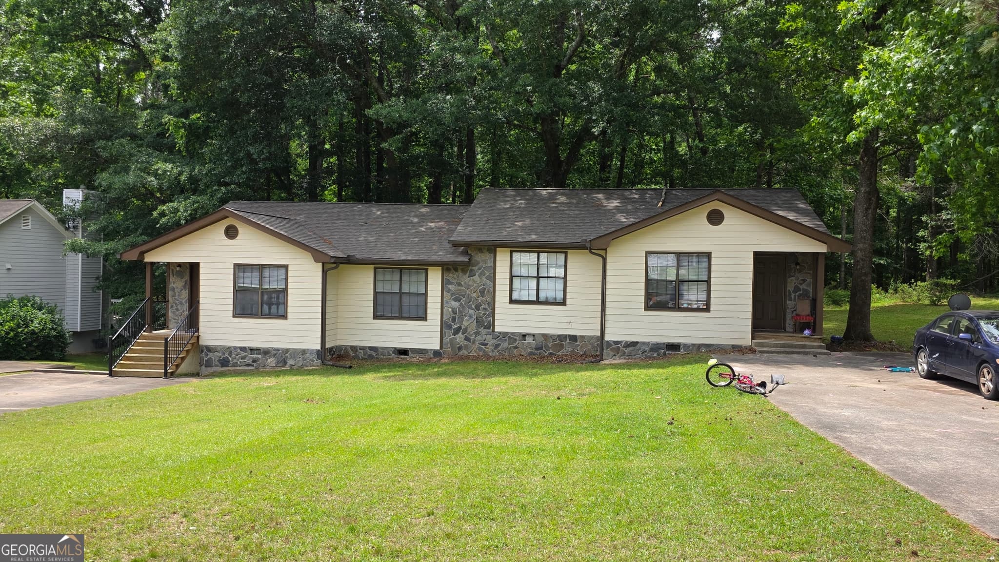 2 bedroom, 1 bathroom, 2,119 sq ft single family residence for sale at 215 Handley Court, Tyrone, GA 30290