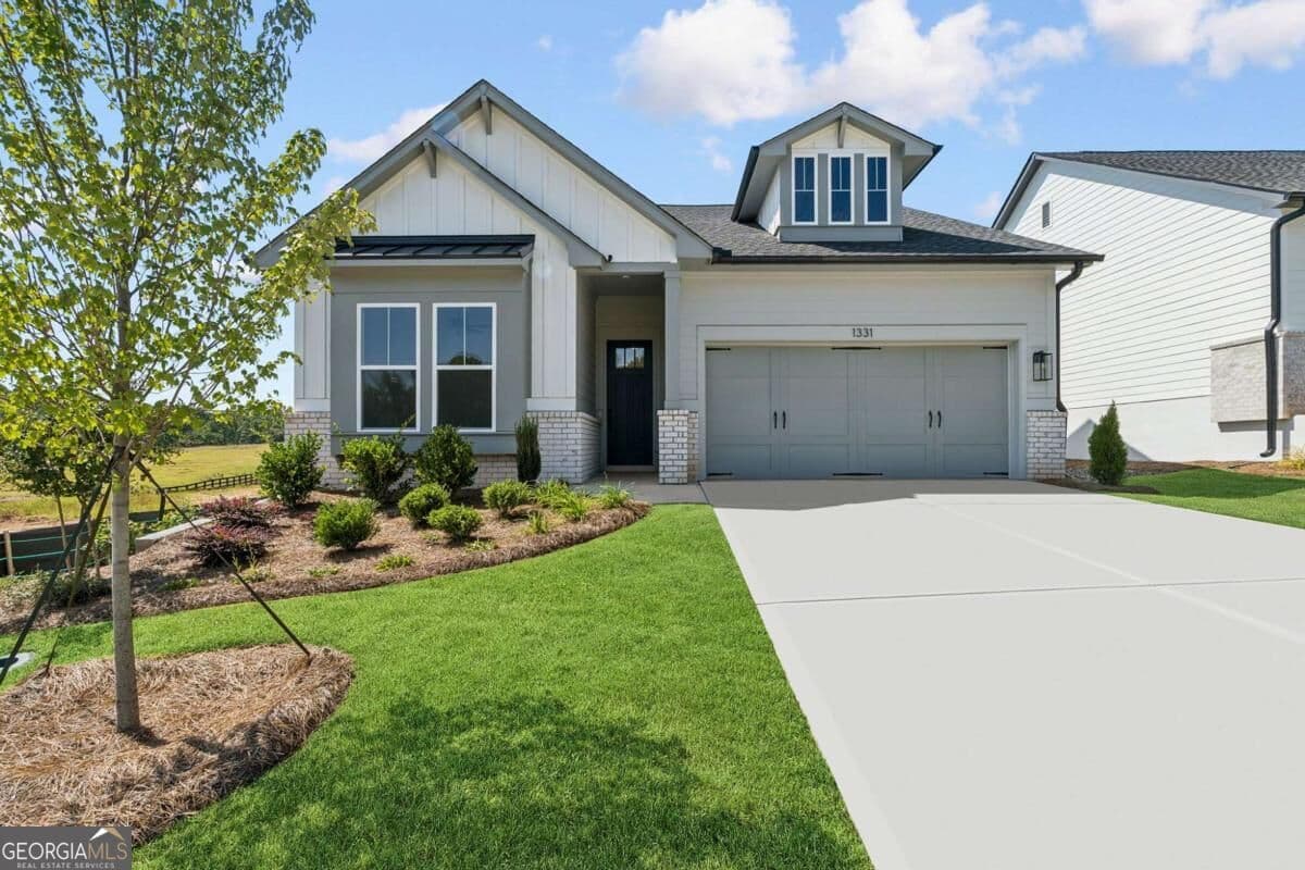 2 bedroom, 2 bathroom, 1,915 sq ft single family residence for sale at 1331 Autumn Lake Drive, Gainesville, GA 30504 — photo 1 of 21