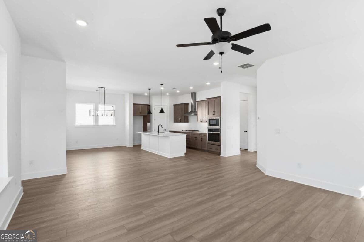2 bedroom, 2 bathroom, 1,915 sq ft single family residence for sale at 1331 Autumn Lake Drive, Gainesville, GA 30504 — photo 5