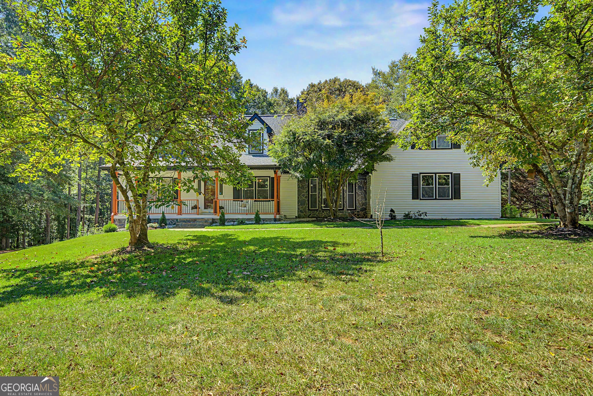 4 bedroom, 3 bathroom, 2,919 sq ft single family residence for sale at 330 Laurelwood Drive, Tyrone, GA 30290 — photo 2