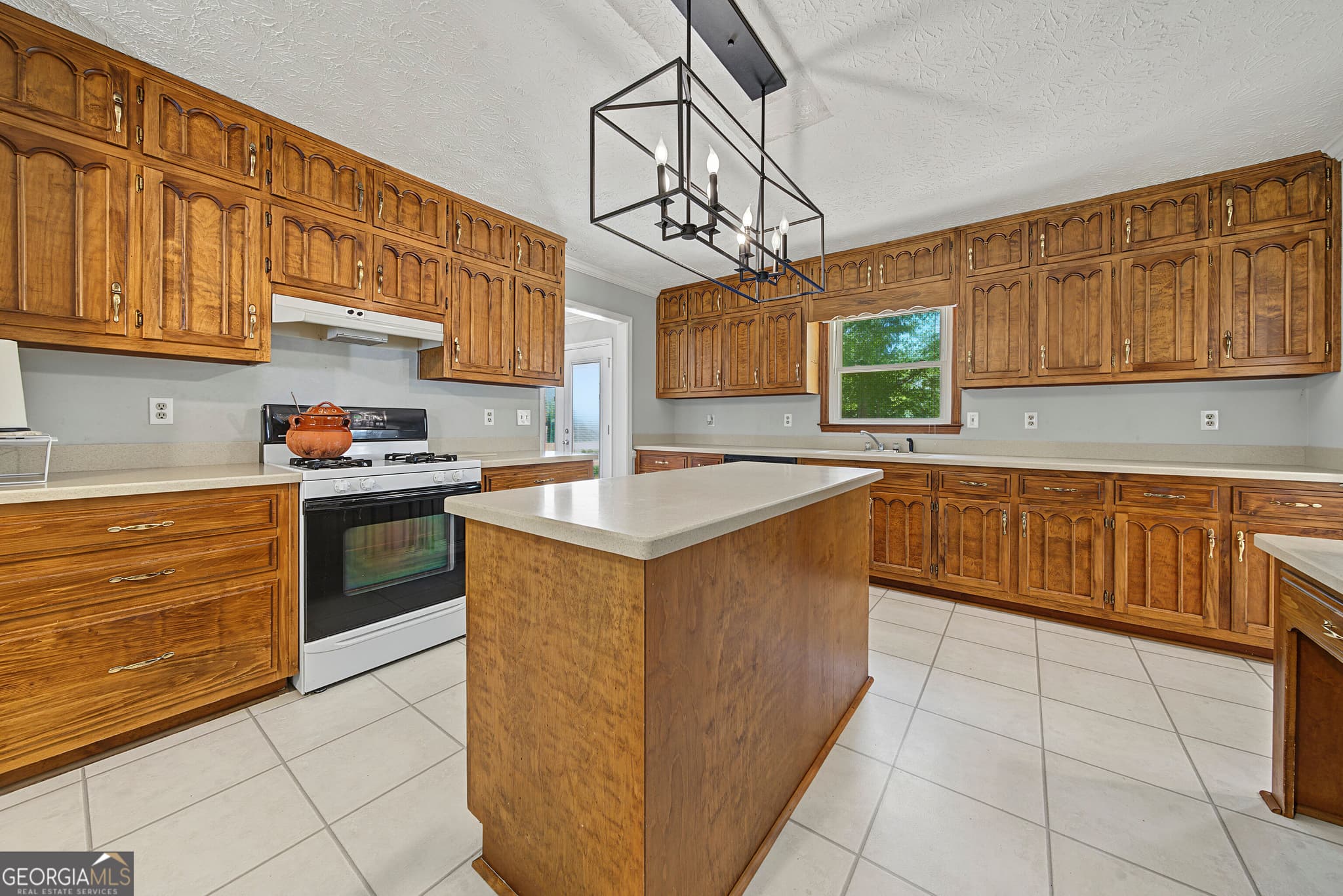4 bedroom, 3 bathroom, 2,919 sq ft single family residence for sale at 330 Laurelwood Drive, Tyrone, GA 30290 — photo 4
