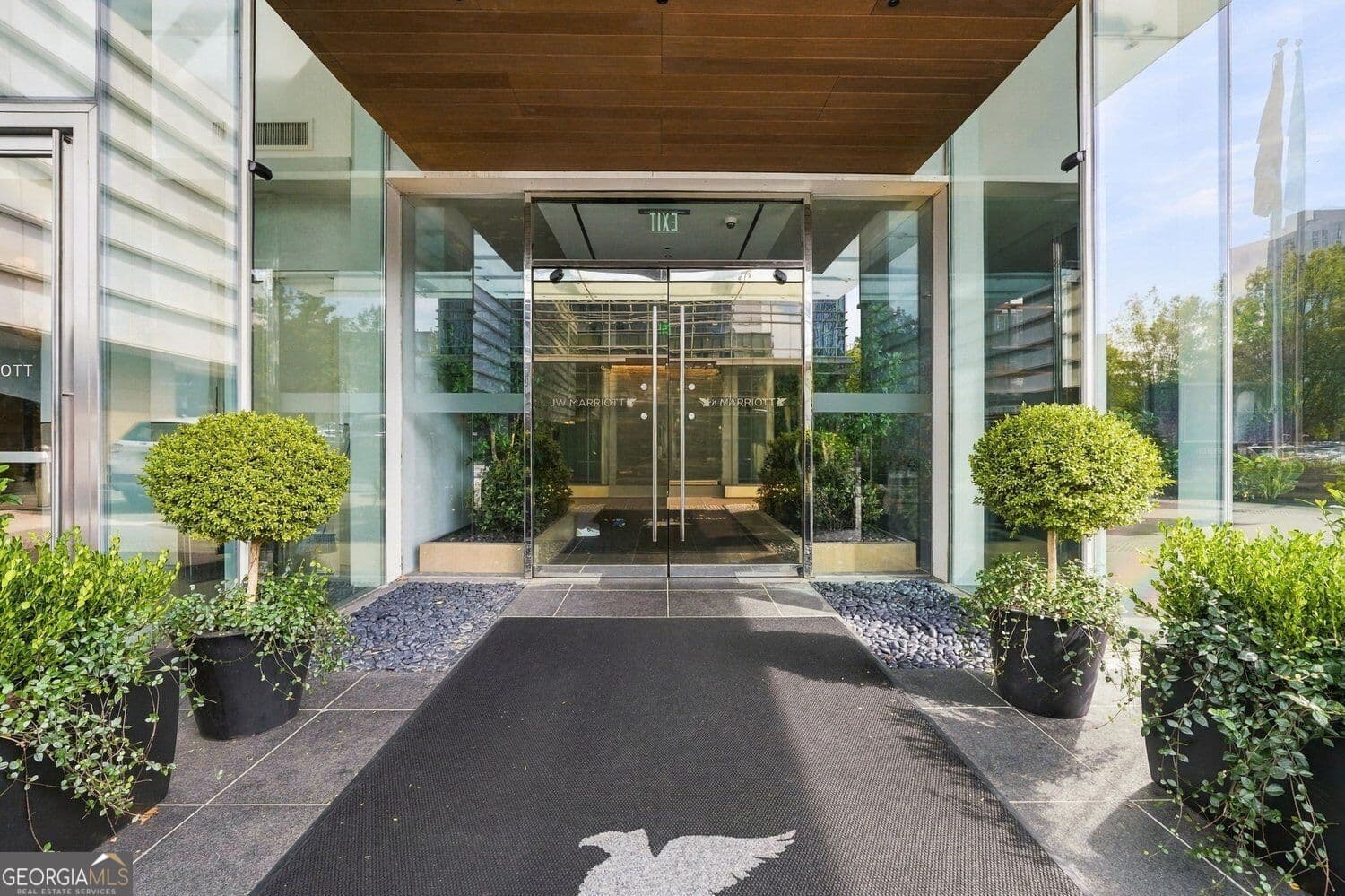 1 bedroom, 1 bathroom, 869 sq ft condominium for sale at 45 Ivan Allen Jr Boulevard 1704, Atlanta, GA 30308 — photo 2